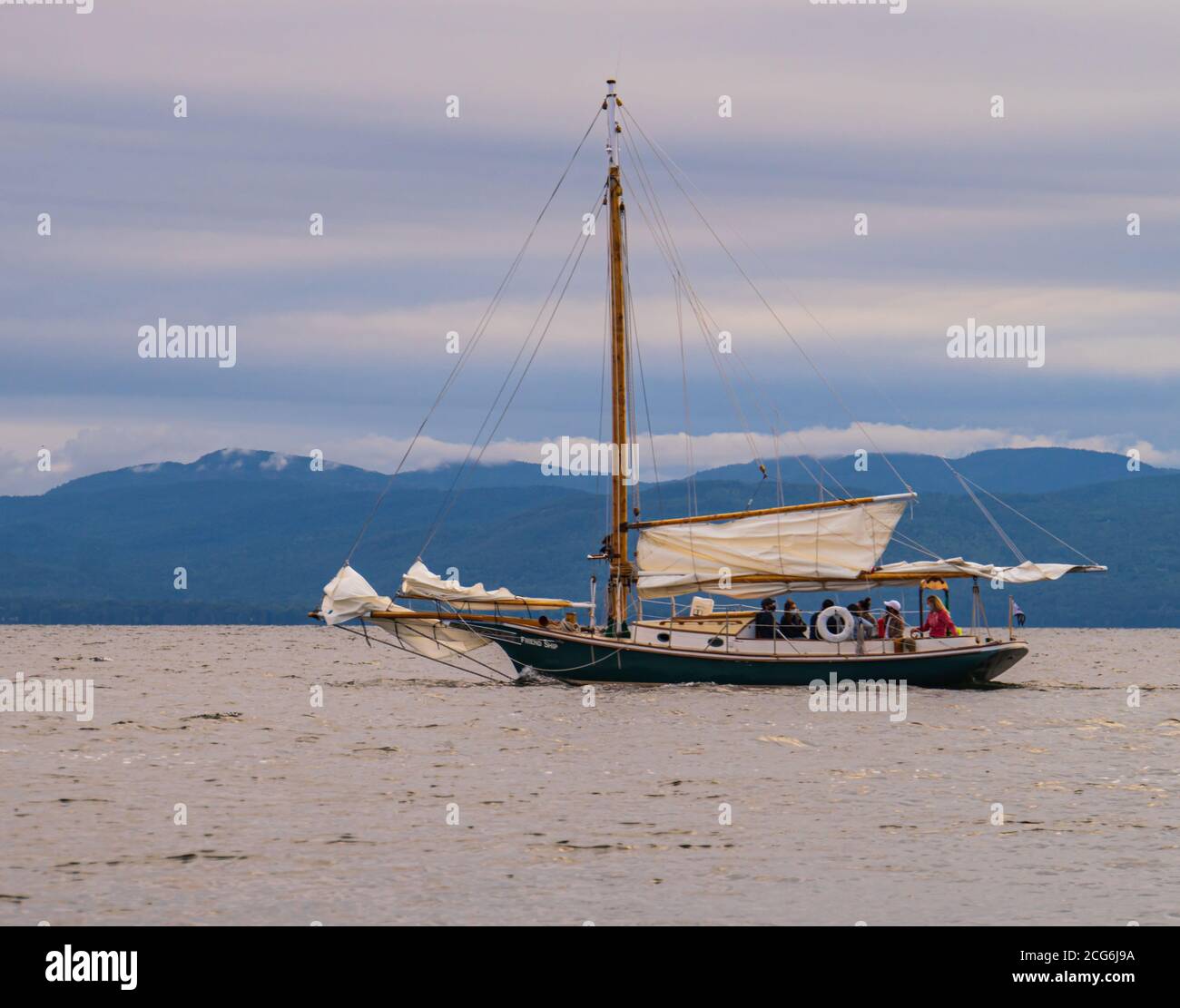Inizia a salire le vele su una goletta storica sul lago Champlain, Burlington, Vermont Foto Stock