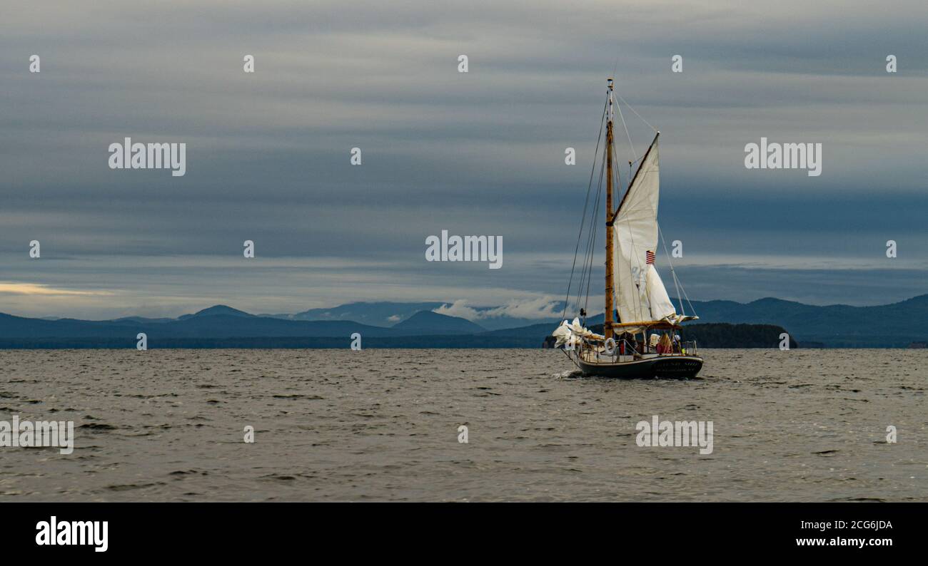 Alzando le vele su una goletta storica sul lago Champlain, Burlington, Vermont Foto Stock