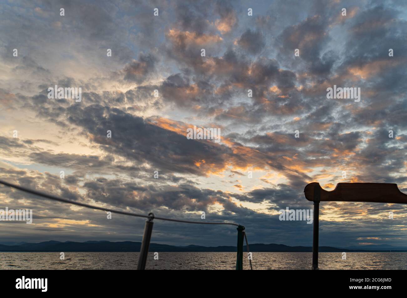 Tramonto nuvoloso sul lago Champlain visto da una storica vela goletta Foto Stock