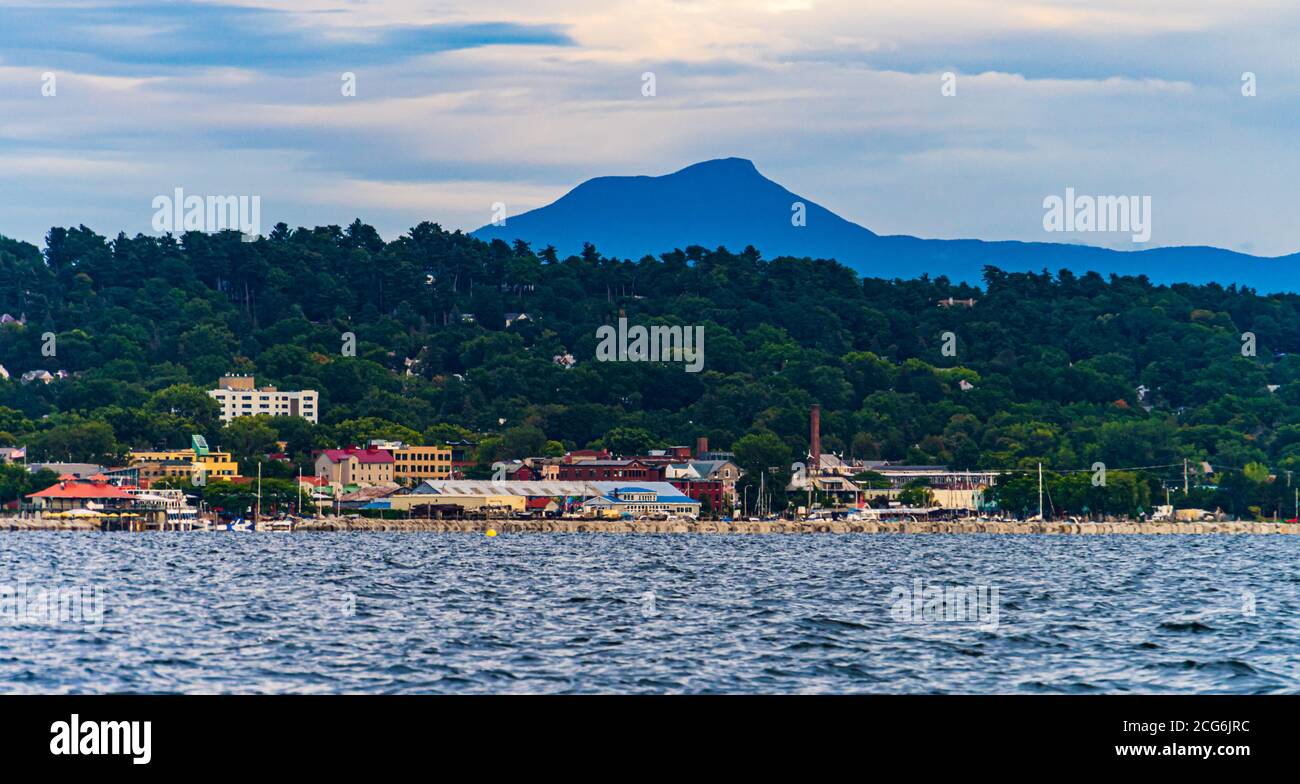 Vista di Burlington, Vermont Waterfront da una barca a vela sul lago Champlain con Camel's Hump montagna sullo sfondo Foto Stock