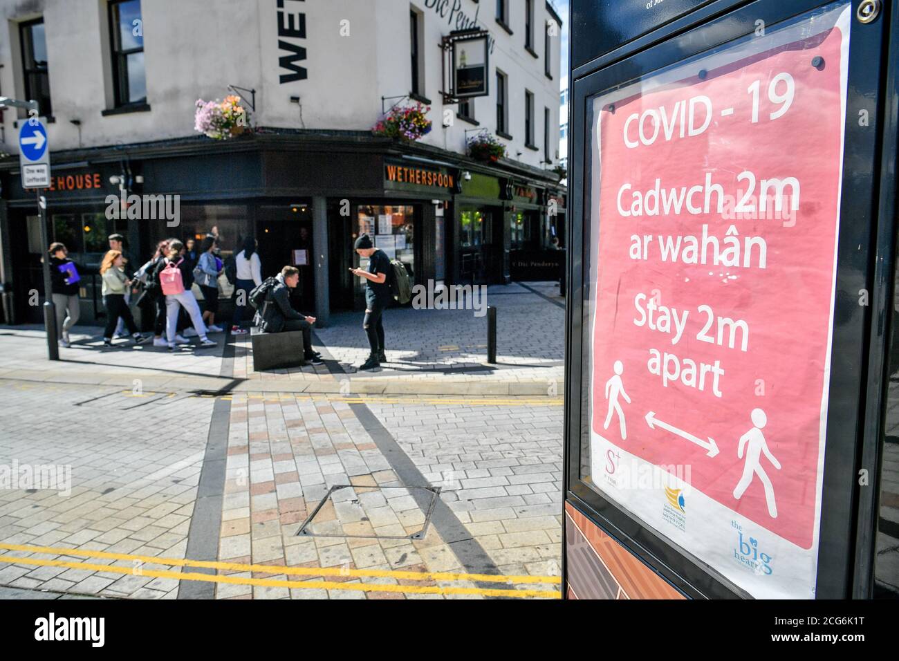 Un poster covid-19 di fronte ad un pub a Merthyr Tydfil, Galles, Quale potrebbe essere la prossima area in Galles per vedere un blocco locale come l'ex capo di analisi sanitaria presso l'Ufficio per le statistiche nazionali ha evidenziato la percentuale crescente di test Covid-19 positivi nella zona, con il 4.4% dei test in e intorno Merthyr test positivi. Foto Stock