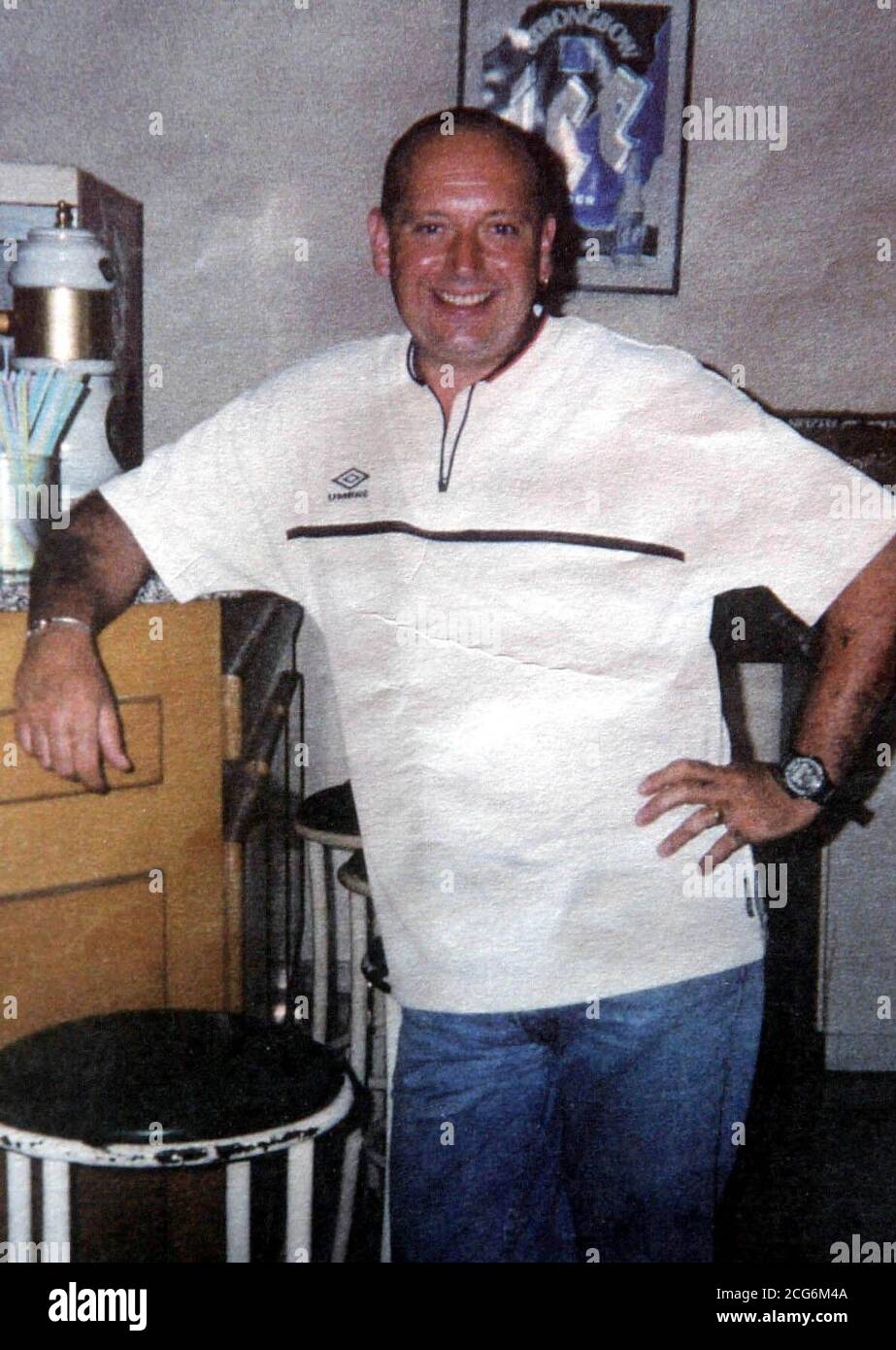 Unated raccogliere foto di David Wood ucciso nel veicolo guidato da Peter Noble. Nobile, è stato incarcerato per 15 anni dopo essere stato condannato a Sheffield Crown Court su sei accuse di morte per guida pericolosa. * Noble, 39, era stato sulla sua strada per un ottavo pub con amici durante un binge di otto ore bevente quando il Landcruiser Toyota che stava guidando si scontrò con un'automobile di Daewoo sul lato opposto della strada. 24/06/02 David Wood che è stato ucciso nel veicolo guidato da Peter Noble. Nobile oggi ha fatto la sua pena di 15 anni di prigione ridotto di cinque anni dalla Corte d'appello Noble, 41, era stato Foto Stock