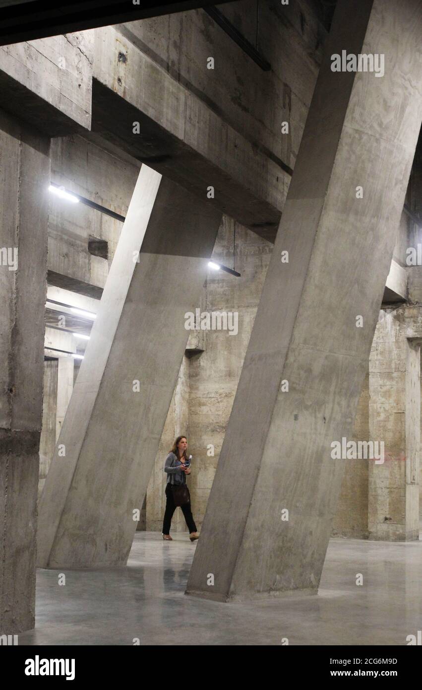 I serbatoi sotterranei del Tate Modern, Londra, sono aperti al pubblico e contengono una varietà di prestazioni e installazioni artistiche Foto Stock