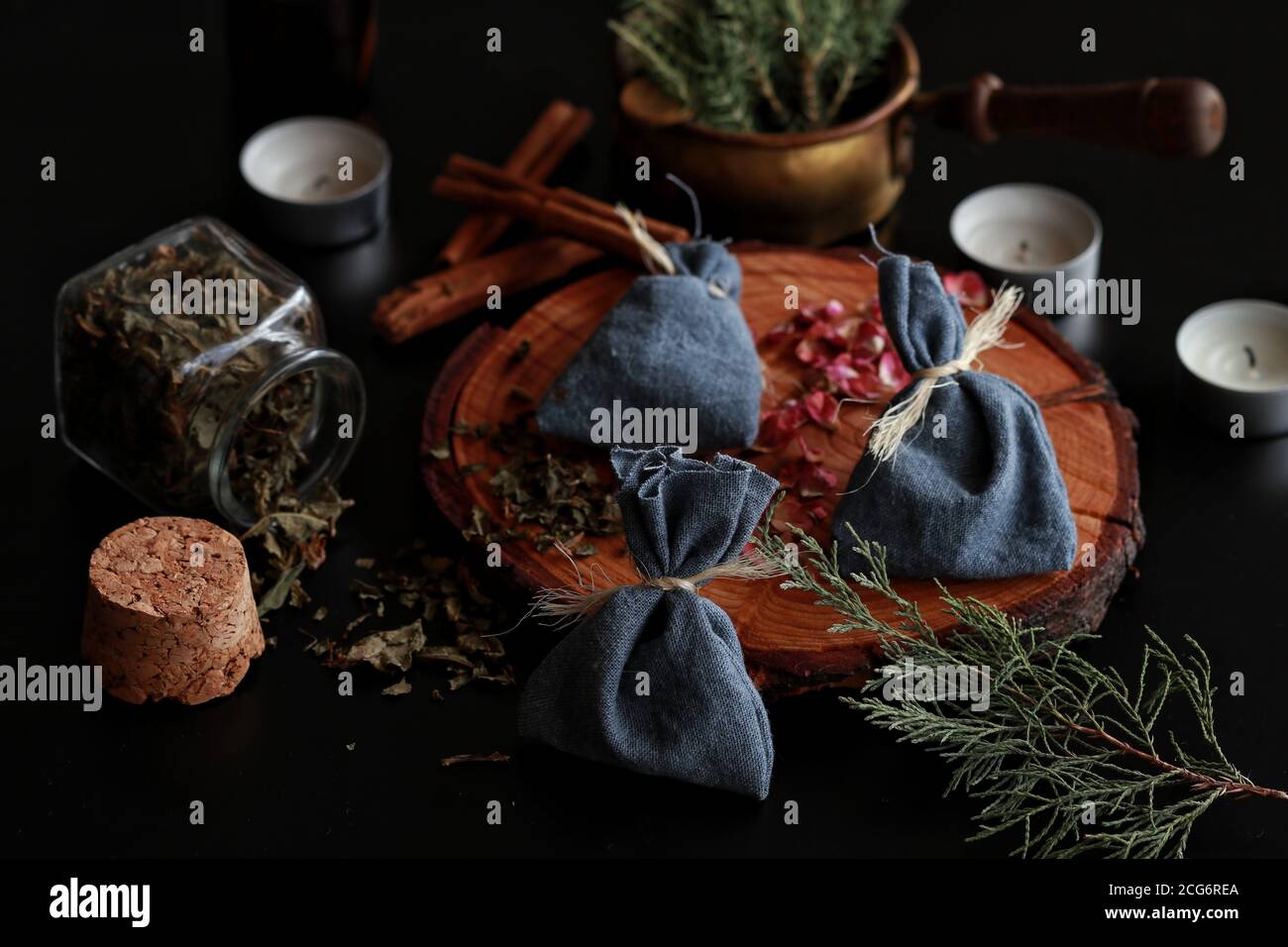 Yule winter solstice (Natale) celebrazione a tema magick sacchetti incantesimo fatto di cotone blu legato con filo, riempito con varie erbe, spezie Foto Stock