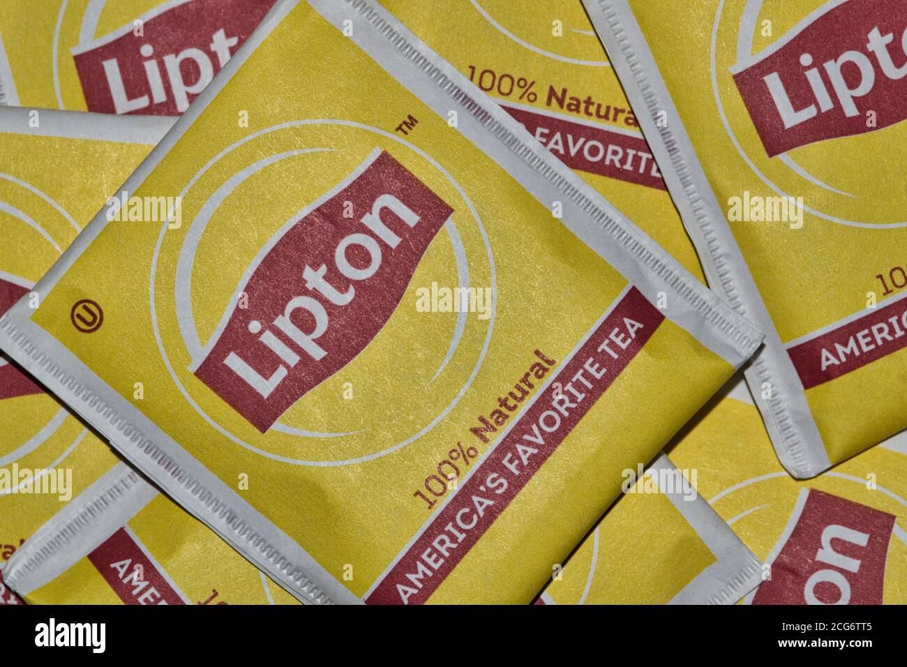 Houston, Texas/USA 05/10/2020: Pacchetti quadrati di bustine di tè Lipton non aperti, sparsi liberamente, immagine macro. Foto Stock