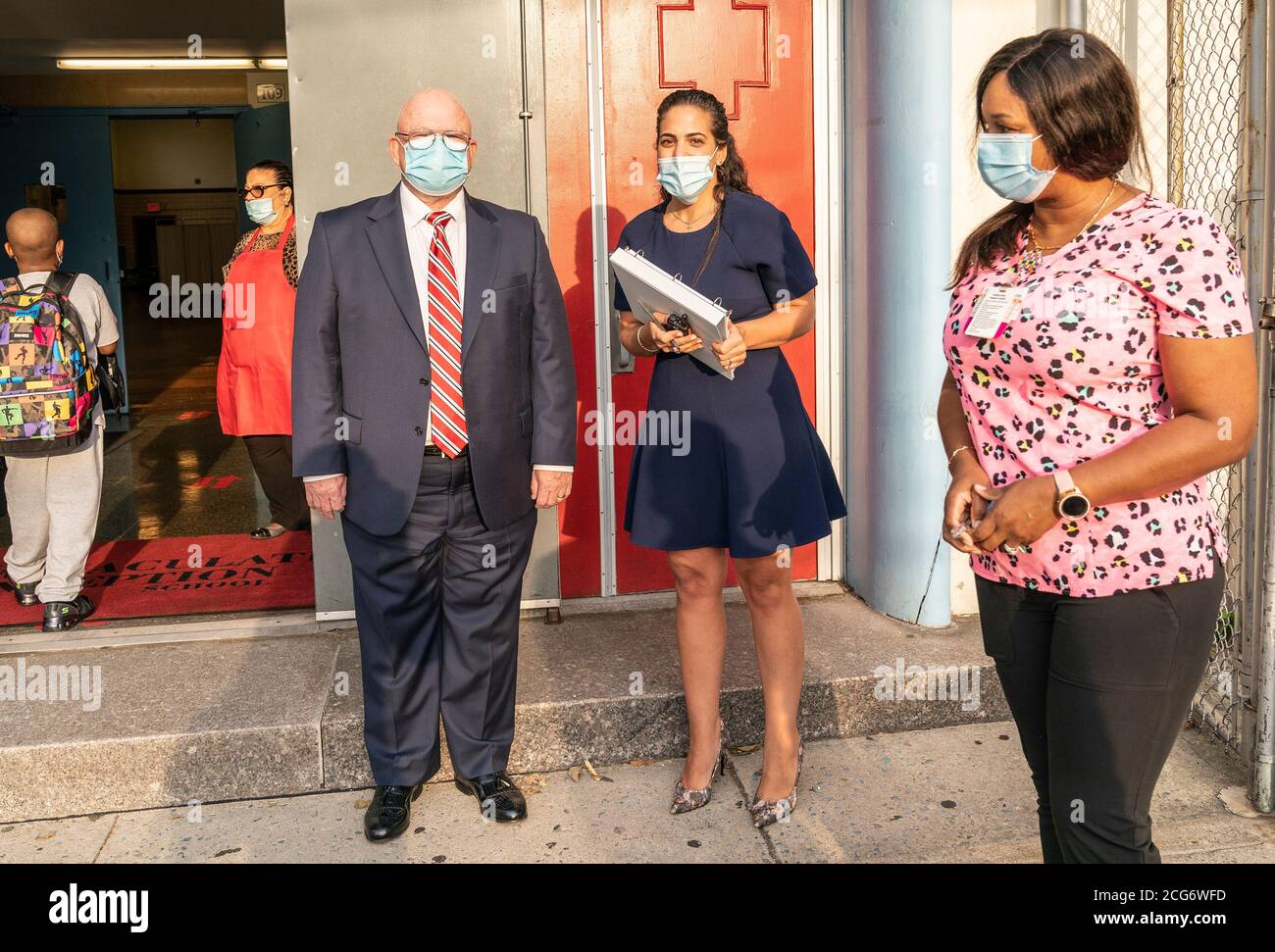 I bambini frequentano il primo giorno di apprendimento in persona presso le scuole cattoliche dell'Arcidiocesi di New York, presso la Scuola Immacolata Concezione del Bronx, New York, il 9 settembre 2020. Il Sovrintendente delle Scuole dell'Arcidiocesi di New York Michael J. Deegan e il Principal Amy Rodriquez salutano i bambini e i genitori all'ingresso. (Foto di Lev Radin/Sipa USA) Foto Stock