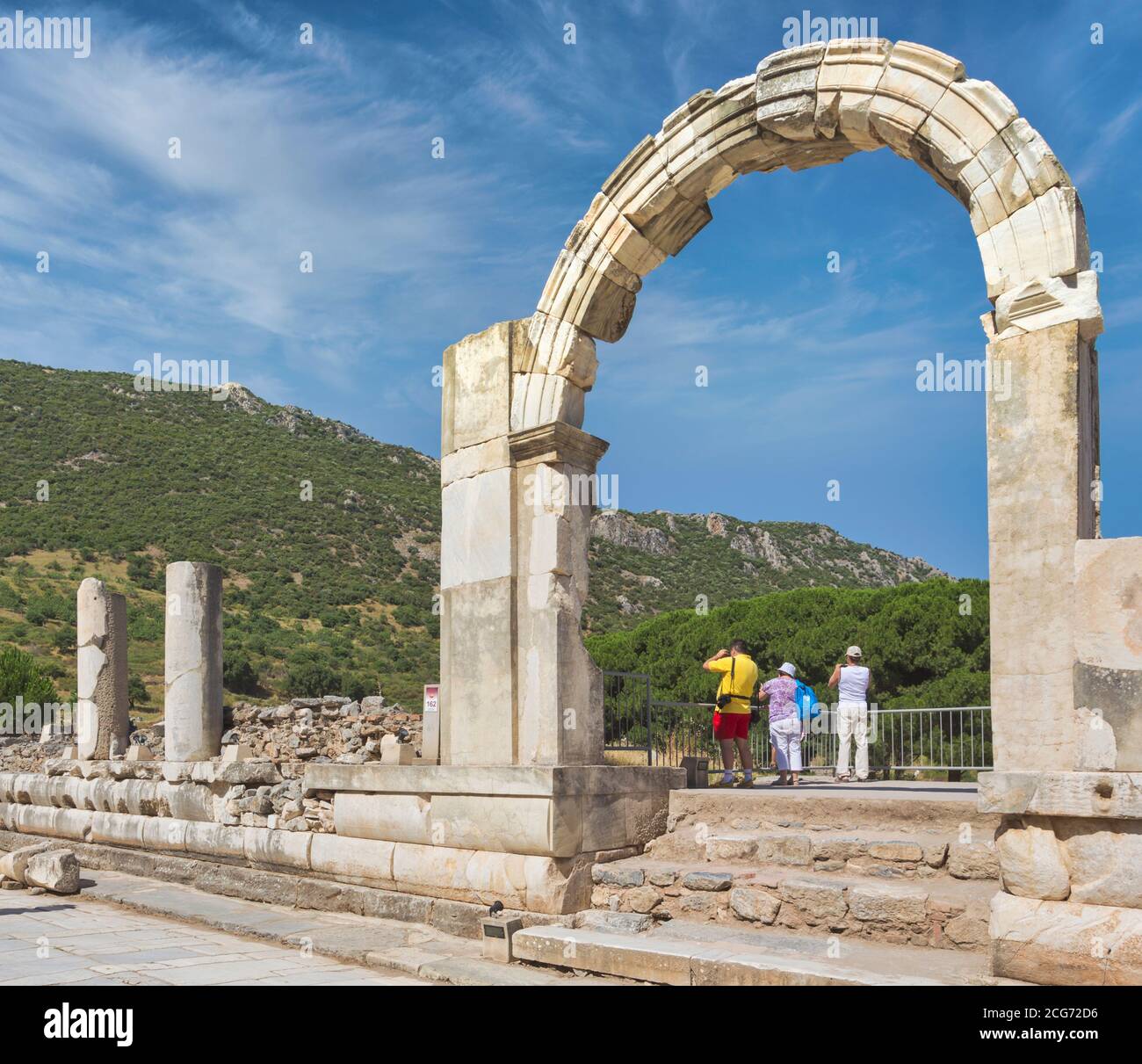 Efeso, vicino a Selcuk, provincia di Smirne, Turchia. Arco di Agora inferiore, Marble Street. Foto Stock