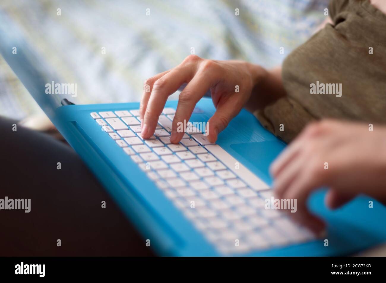 Mani femminili che lavorano sulla tastiera di un computer portatile. Foto Stock