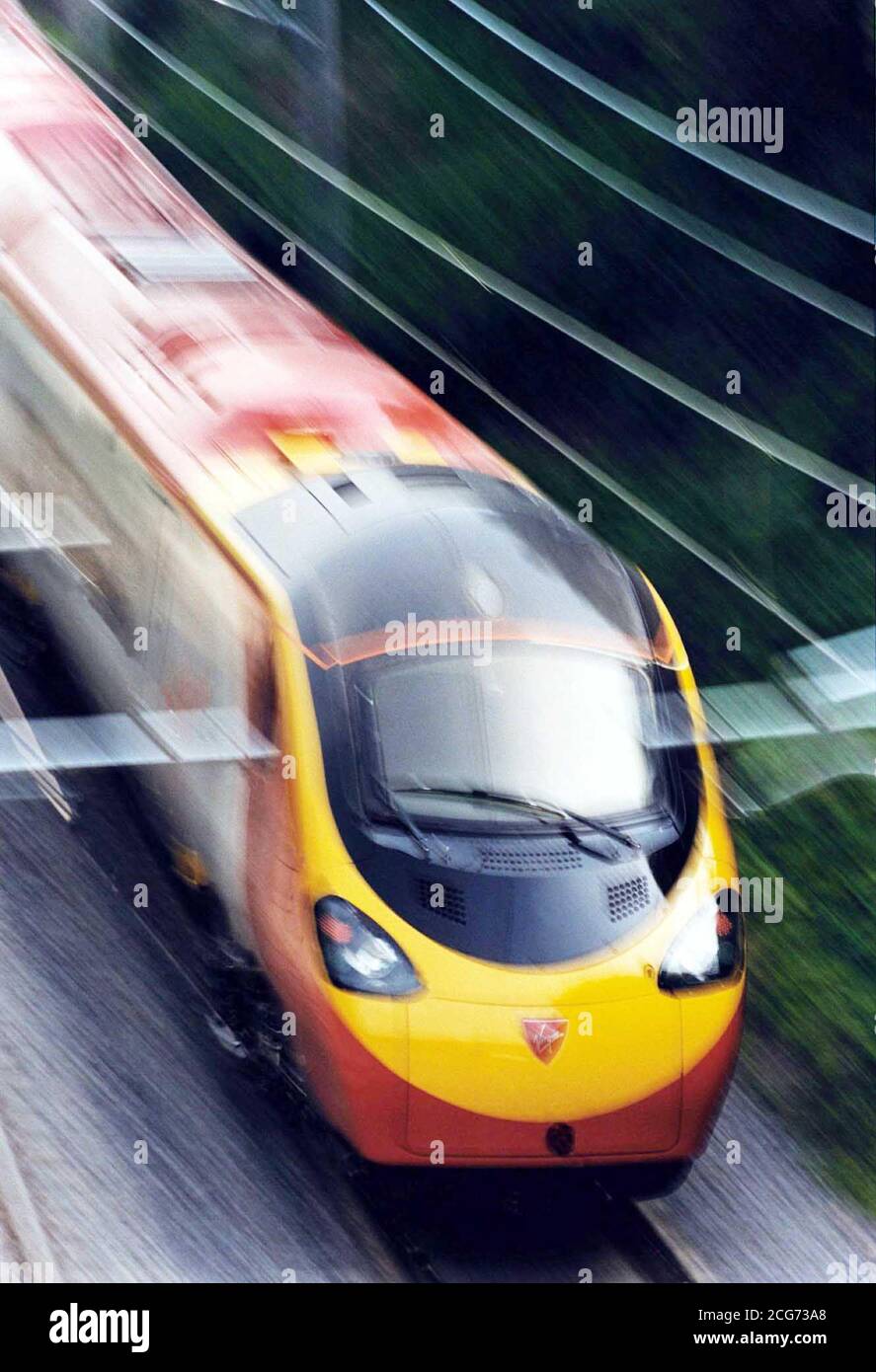 La nuova Virgin allena Pendolino durante i test. I treni di notizie taglieranno drasticamente i tempi di viaggio sulla West Coast che va da Londra alle West Midlands, al Nord Ovest e alla Scozia. * 9/7/01: Sir Richard Branson ha presentato un treno inclinabile a 140 km/h che taglierà i tempi di viaggio su una delle principali rotte da Londra a Scozia. Gli ospiti invitati stavano viaggiando sul treno Pendolino presso una pista di prova vicino a Melton Mowbray, nel Leicestershire. In grado di percorrere curve in pista a grande velocità, il Pendolino sarà uno dei 53 che opererà sulla linea principale della Virgin Rail West Coast a partire da giugno 2002 Foto Stock