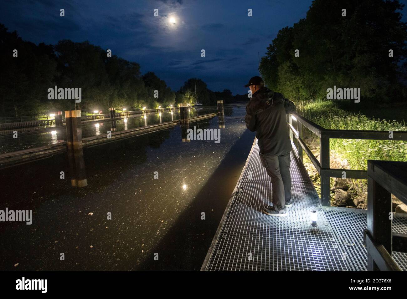 Pesca in tarda serata al Gieselau lock on Il canale Gieselau vicino al canale di Kiel Foto Stock