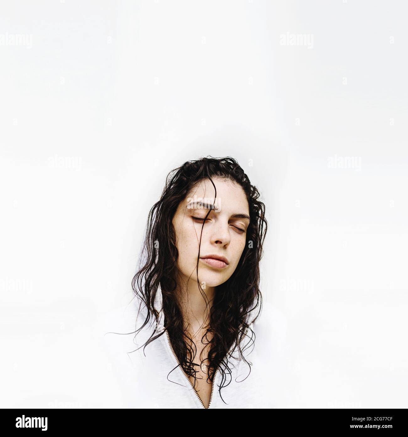 Ritratto di una bella donna con i capelli bagnati che indossano un felpa con cappuccio Foto Stock