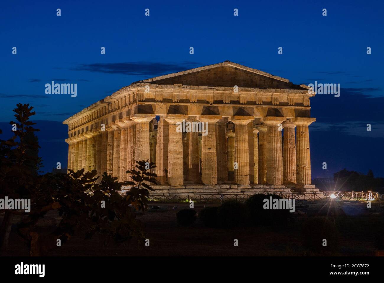 Paestum (Italia): Il Tempio di Nettuno (Tempio di Poseidone) è il più grande tempio dell'antica città greca di Poseidonia (Pæstum in epoca romana). Foto Stock