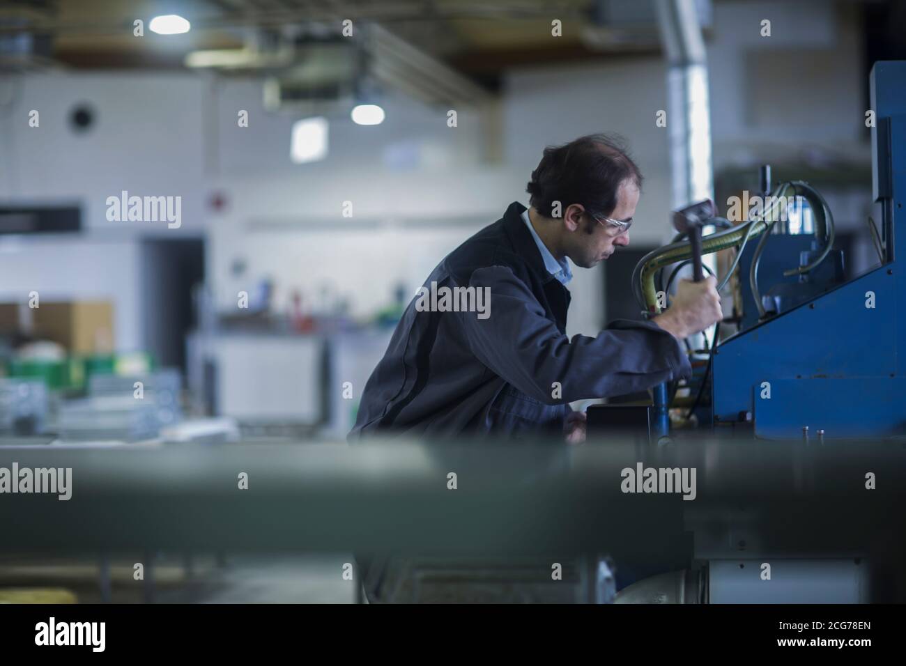 Ingegnerizzazione delle apparecchiature di controllo in uno stabilimento industriale, Germania Foto Stock