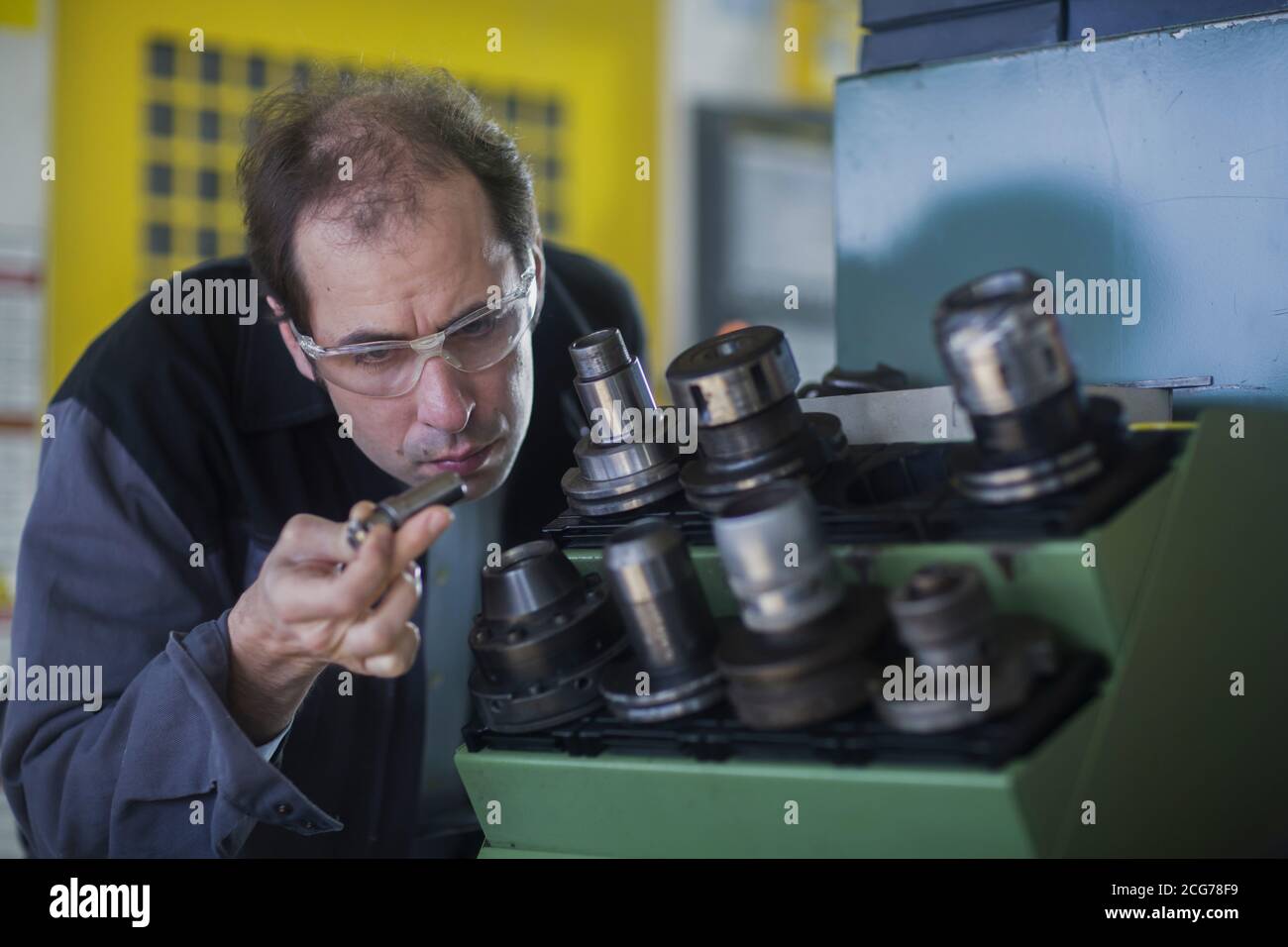 Ingegnerizzazione delle apparecchiature di controllo in uno stabilimento industriale, Germania Foto Stock