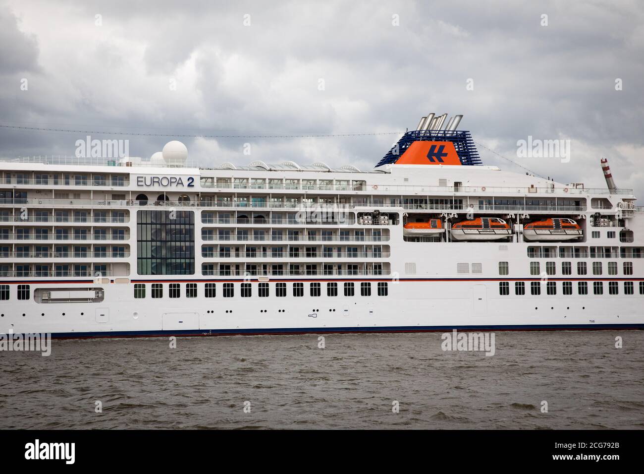 07 luglio 2020, Amburgo: La nave da crociera MS Europa 2 della compagnia di navigazione Hapag-Lloyd Kreuzfahrten è ormeggiata in una banchina del cantiere Blohm+Voss. Foto: Christian Charisius/dpa Foto Stock