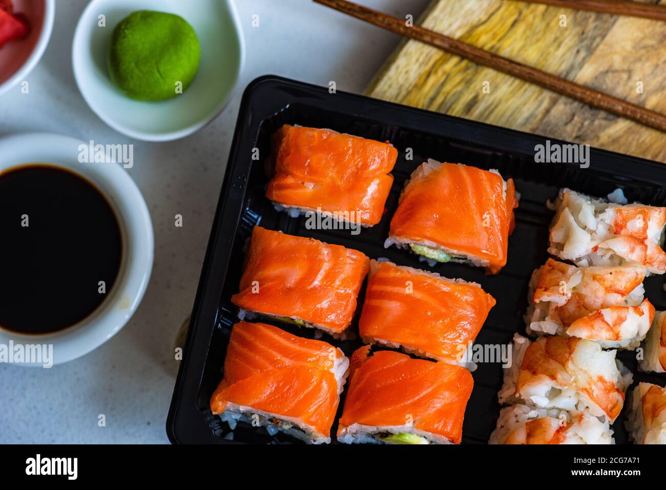 Involtini maki di salmone e gamberi con zenzero, wasabi, salsa di soia e chopsticks sottaceto Foto Stock