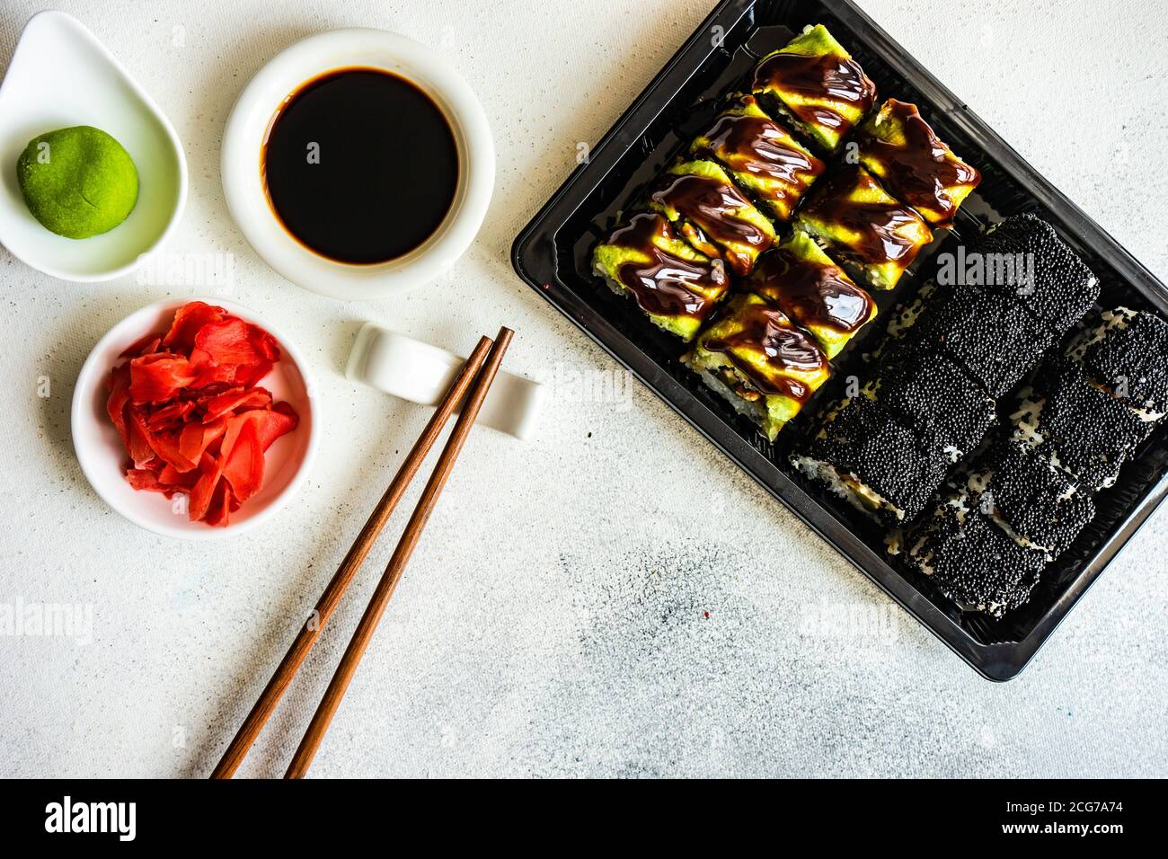 Panini al sushi maki con zenzero, wasabi, salsa di soia e trissini sottaceto Foto Stock