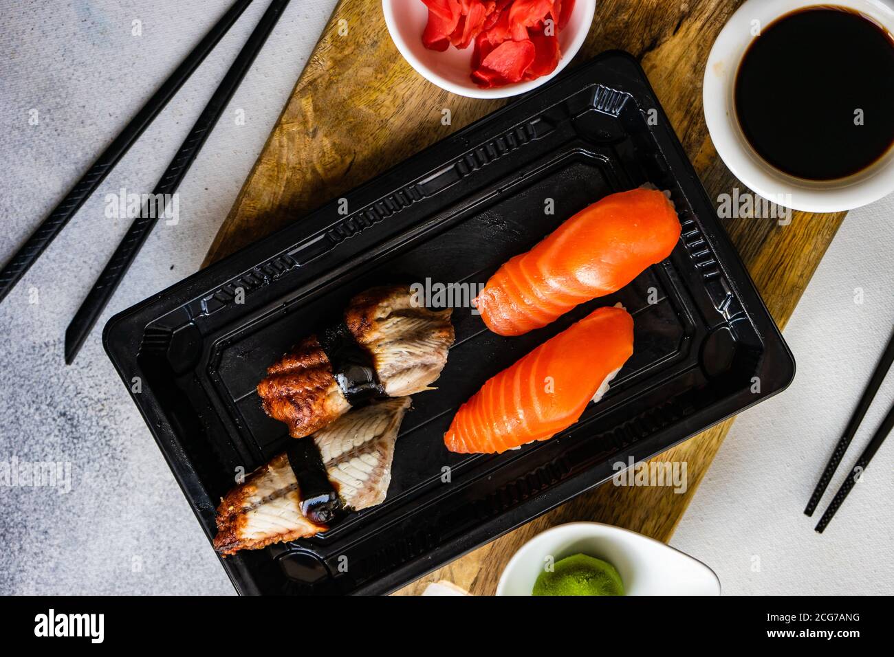 Sushi nigiri unagi e salmone con zenzero e soia sottaceto salsa Foto Stock