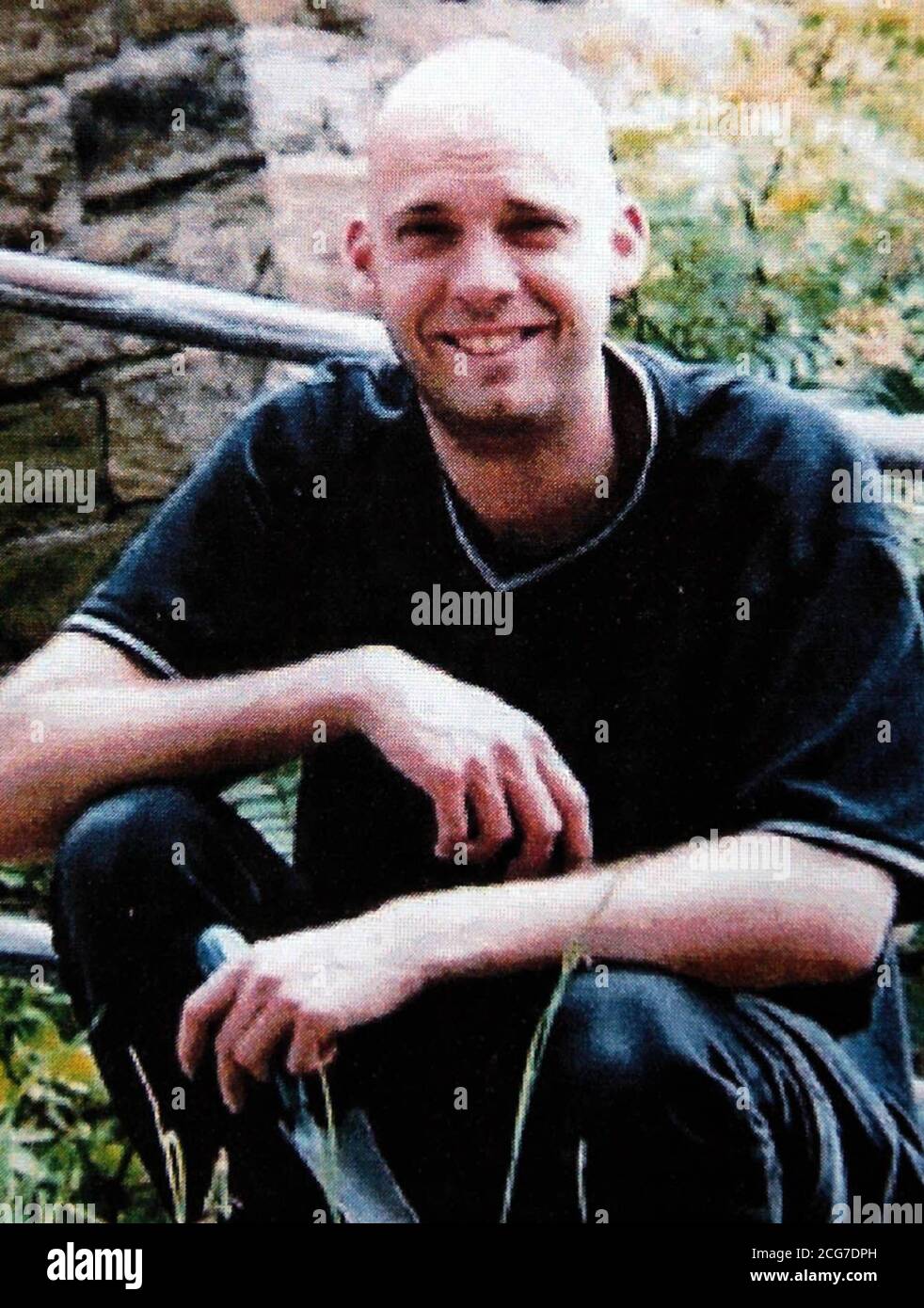 Underated Collect foto di Kevin Jackson assassinato mentre ha cacciato sospetti ladri di auto dalla sua casa a Halifax. Il sig. Jackson è stato duramente picchiato a Copley Lane, Halifax, West Yorkshire, il 30/12/01. *... Il padre di 31 anni fu portato in ospedale ma morì il giorno di Capodanno. 16/1/02: La polizia sta prendendo l'insolito passo di nominare i due uomini voluti per interrogare in relazione all'omicidio. 11/2/02: Tre uomini, Raees Khan, Rashad Zaman e Rangzaib Akhtar, tutti di Bradford, accusati dopo la morte di padre di due Jackson, comparivano a Bradford Cr Foto Stock Underated Collect foto di Kevin Jackson assassinato mentre ha cacciato sospetti ladri di auto dalla sua casa a Halifax. Il sig. Jackson è stato duramente picchiato a Copley Lane, Halifax, West Yorkshire, il 30/12/01. *... Il padre di 31 anni fu portato in ospedale ma morì il giorno di Capodanno. 16/1/02: La polizia sta prendendo l'insolito passo di nominare i due uomini voluti per interrogare in relazione all'omicidio. 11/2/02: Tre uomini, Raees Khan, Rashad Zaman e Rangzaib Akhtar, tutti di Bradford, accusati dopo la morte di padre di due Jackson, comparivano a Bradford Cr Foto Stock