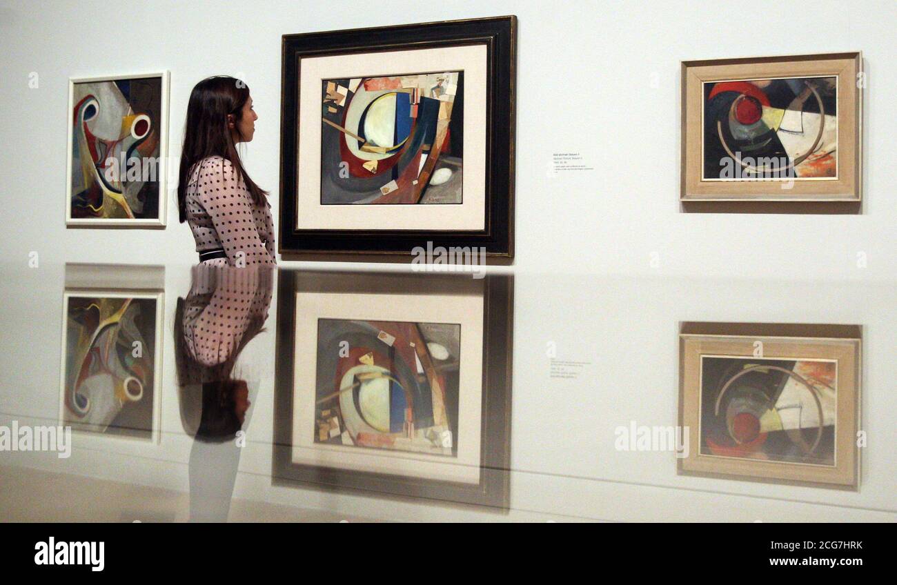 Una donna guarda Kurt Schwitters' Bild abstrakt Skoyen II, 1940, 42, 46 al Tate Britain di Londra, parte della mostra Schwitters in Britain. Foto Stock