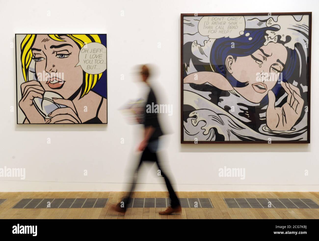 Una donna passa i dipinti di Roy Lichtenstein Oh,Jeff...anche io ti amo... ma... 1964, e Drawning Girl, 1963, durante l'anteprima stampa di Lichtenstein: Una retrospettiva a Tate Modern, Londra. Foto Stock