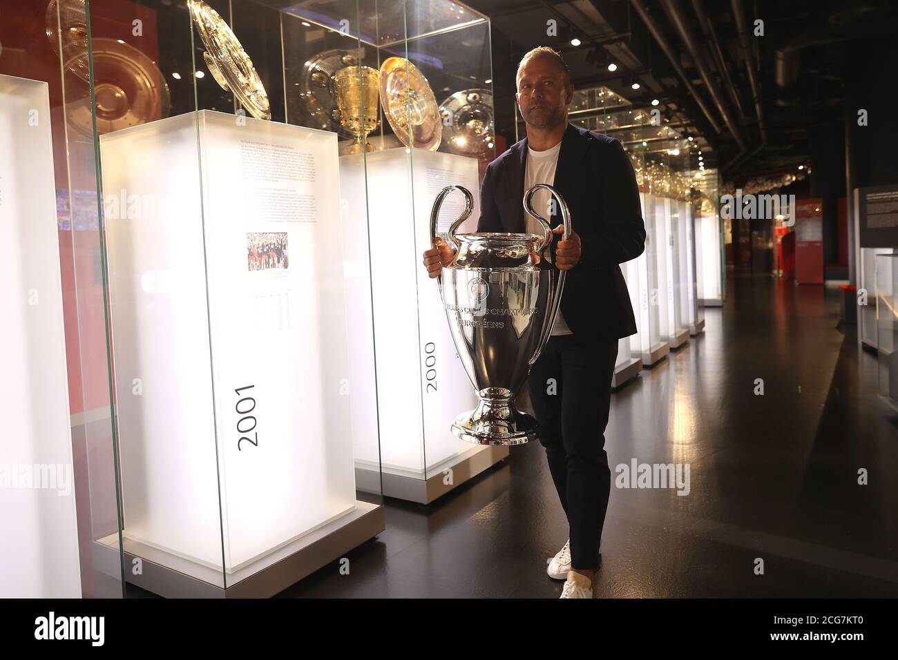 L'area espositiva inaugurata Hansi Flick presenta la tripla nel Museo FC Bayern. Hans Dieter Flick (Hansi, allenatore FC Bayern Monaco) porterà il trofeo Champions League nel mondo dell'avventura nell'Allianz Arena su 09.09.2020. Foto: Alexander Hassenstein/Getty immagini via Sven Simon Fotoagentur GmbH & Co 41 N. 45479 M uelheim/R uhr N. tel 0208/9413250 numero di fax 0208/9413260 N. GLS Bank N. BLZ 430 609 67 N. account 4030 025 100 N. IBAN DE75 4306 0967 4030 0251 00 N. BIC GENODE1GLS N. www.svensimon.net. *** Local Caption *** MONACO di BAVIERA, GERMANIA - SETTEMBRE 09: H Foto Stock