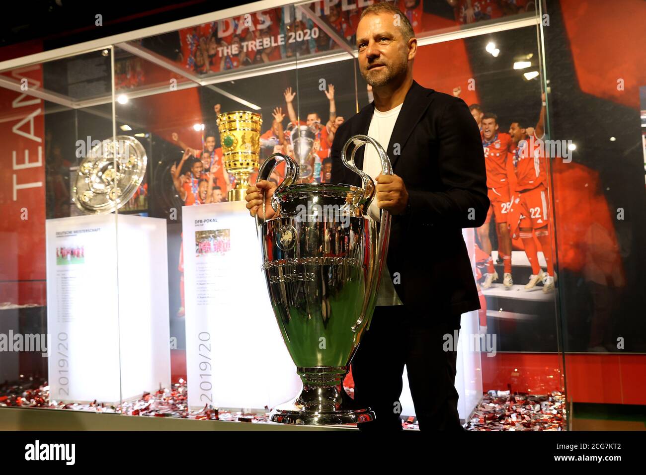 L'area espositiva inaugurata Hansi Flick presenta la tripla nel Museo FC Bayern. Hans Dieter Flick (Hansi, allenatore FC Bayern Monaco) porterà il trofeo Champions League nel mondo dell'avventura nell'Allianz Arena su 09.09.2020. Foto: Alexander Hassenstein/Getty immagini via Sven Simon Fotoagentur GmbH & Co 41 N. 45479 M uelheim/R uhr N. tel 0208/9413250 numero di fax 0208/9413260 N. GLS Bank N. BLZ 430 609 67 N. account 4030 025 100 N. IBAN DE75 4306 0967 4030 0251 00 N. BIC GENODE1GLS N. www.svensimon.net. *** Local Caption *** MONACO di BAVIERA, GERMANIA - SETTEMBRE 09: H Foto Stock