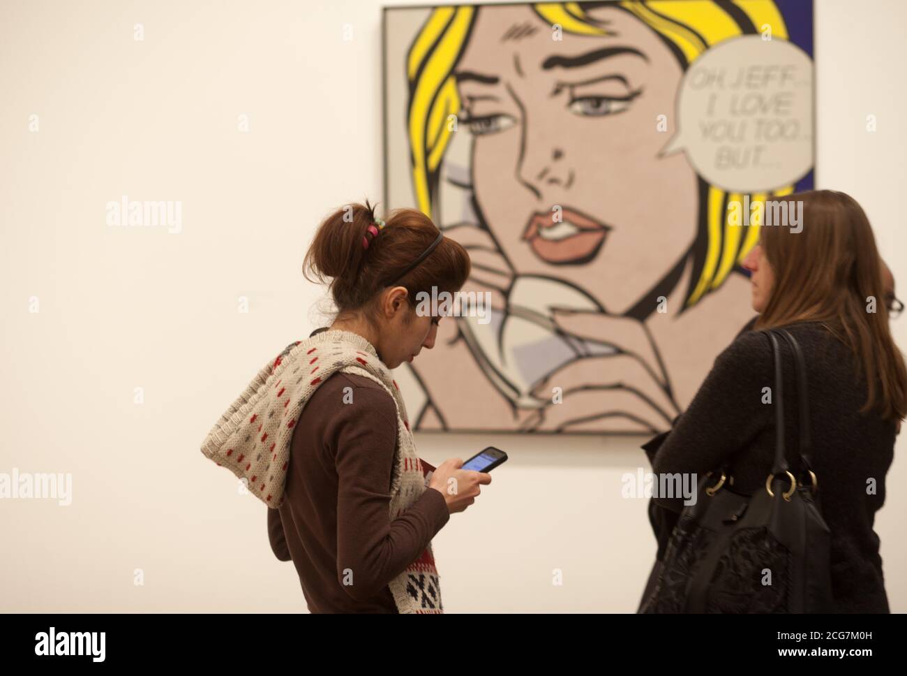 I giovani londinesi che non si trovano in istruzione, lavoro o formazione hanno un tour esclusivo di Lichtenstein: Una Retrospettiva nell'ambito di un progetto di educazione alle arti pubbliche realizzato dallo sponsor globale Bank of America Merrill Lynch, Graffiti Life e Tate Modern al Tate Modern di Londra. PREMERE ASSOCIAZIONE foto. Data immagine: Mercoledì 27 febbraio 2013. Il progetto vedrà la creazione di 60 giovani di un impianto d'arte pubblica da mostrare nel quartiere di Southwark. L'opera, ispirata a Lichtenstein, sarà presentata in primavera in occasione di un lancio pubblico ufficiale. Il progetto fa parte della Bank of America Merrill Foto Stock