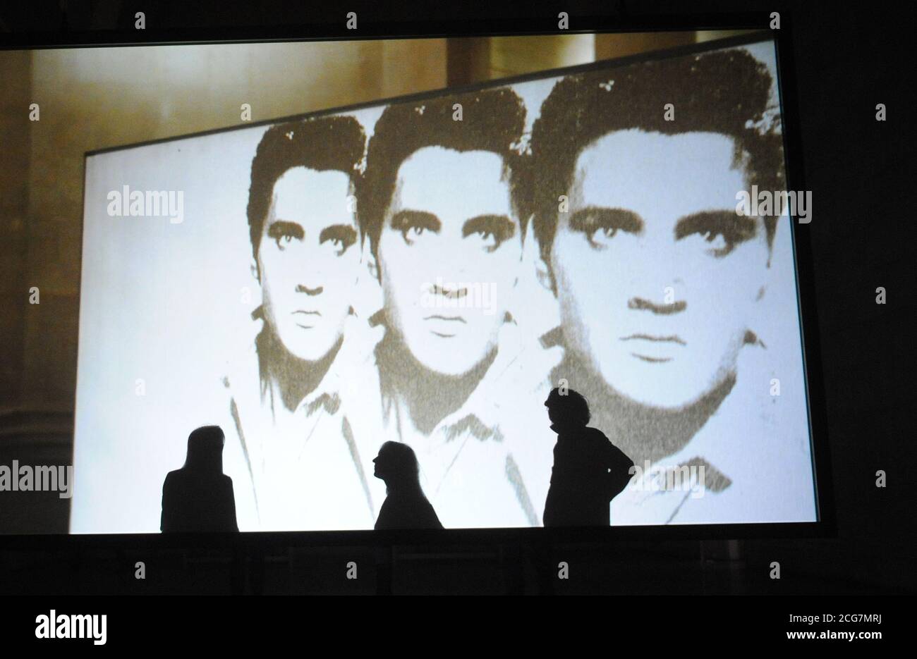Simon Starling (a destra), vincitore del premio Turner, si trova di fronte alla sua nuova installazione cinematografica Phantom Ride commissionata da Tate Britain, che mostra immagini di opere d'arte mostrate al Tate in passato. Foto Stock