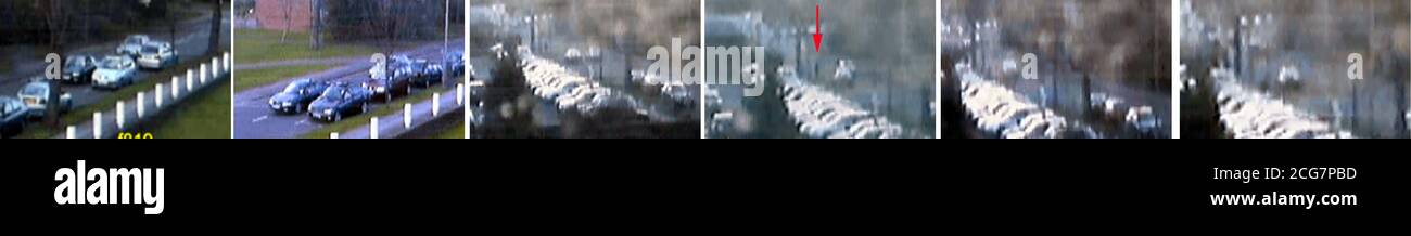 Una serie di immagini fisse emesse dalla polizia di Surrey che cerca di rintracciare la studentessa mancante Amanda Dowler scomparsa il 21 marzo 2002. Le immagini provengono da nastri CCTV che sono stati migliorati dall'FBI. * mostrano due auto - una scura, una chiara - che guidano giù Station Avenue verso Walton Station. La vettura buia si ferma sul marciapiede, viene sorpasso dalla vettura che segue e un pedone (freccia) sembra parlare con il conducente della vettura parcheggiata. I detective desiderano parlare con il conducente di entrambi i veicoli. Vedere la storia della polizia di PA Teenager. PA Foto: Polizia di Surrey. Nota a eds: La polizia parlerà thr Foto Stock