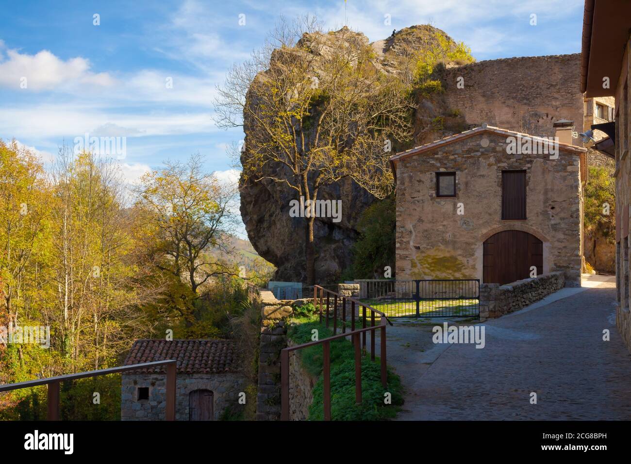 La Rocca di Pelancà, Catalogna, Spagna - Novembre 2017: Vista di una delle strade del centro storico di Rocca di Pelancà Foto Stock