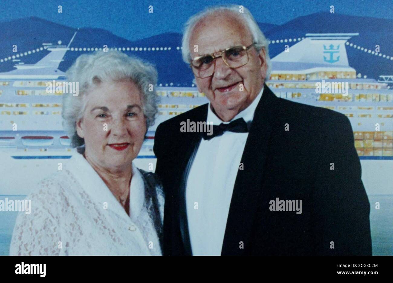 Undated raccogliere l'immagine dell'ex serviceman RAF e vicino del primo ministro Tony Blair, Owen Willoughby, 84, con sua moglie Joan, che è morto, il giorno prima è stato invitato a un pranzo storico pub con il primo ministro e il presidente degli Stati Uniti George Bush a Sedgefield, contea Durham. Owen Willoughby visse direttamente di fronte alla casa di Myrobella, la residenza del collegio elettorale di Blair, e domani, durante la sua visita di Stato in Gran Bretagna, avrebbe dovuto pranzare con il Presidente. Foto Stock