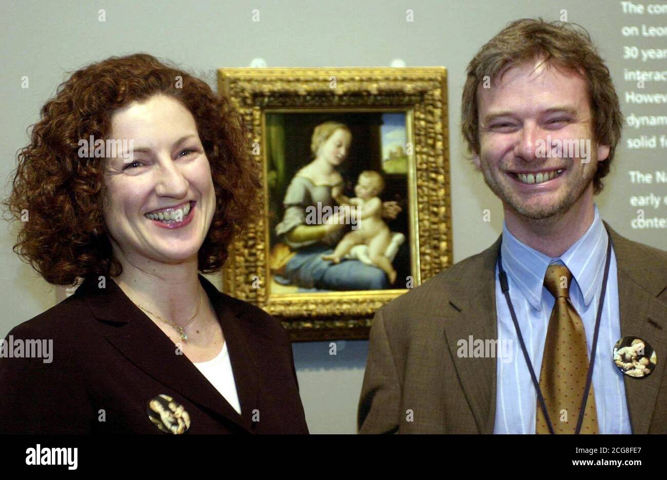 I curatori rinascimentali italiani Carol Plazzotta e Luke Syson con la "Madonna dei Pink" di Raffaello, svelata alla National Gallery di Londra, dopo che il capolavoro rinascimentale fu venduto alla galleria per 22 milioni dal Duca di Northumberland, dopo una lunga campagna per mantenerla nel Regno Unito. Il museo è stato campagna per 18 mesi per conservare il piccolo dipinto di Raffaello, dal momento che il suo proprietario, il duca di Northumberland, aveva accettato di vendere il lavoro al J Paul Getty Museum di Los Angeles, prima del Dipartimento di Cultura, Media & Sport ha schiaffato un divieto di esportazione sulle opere d'arte che vanno all'estero. Foto Stock