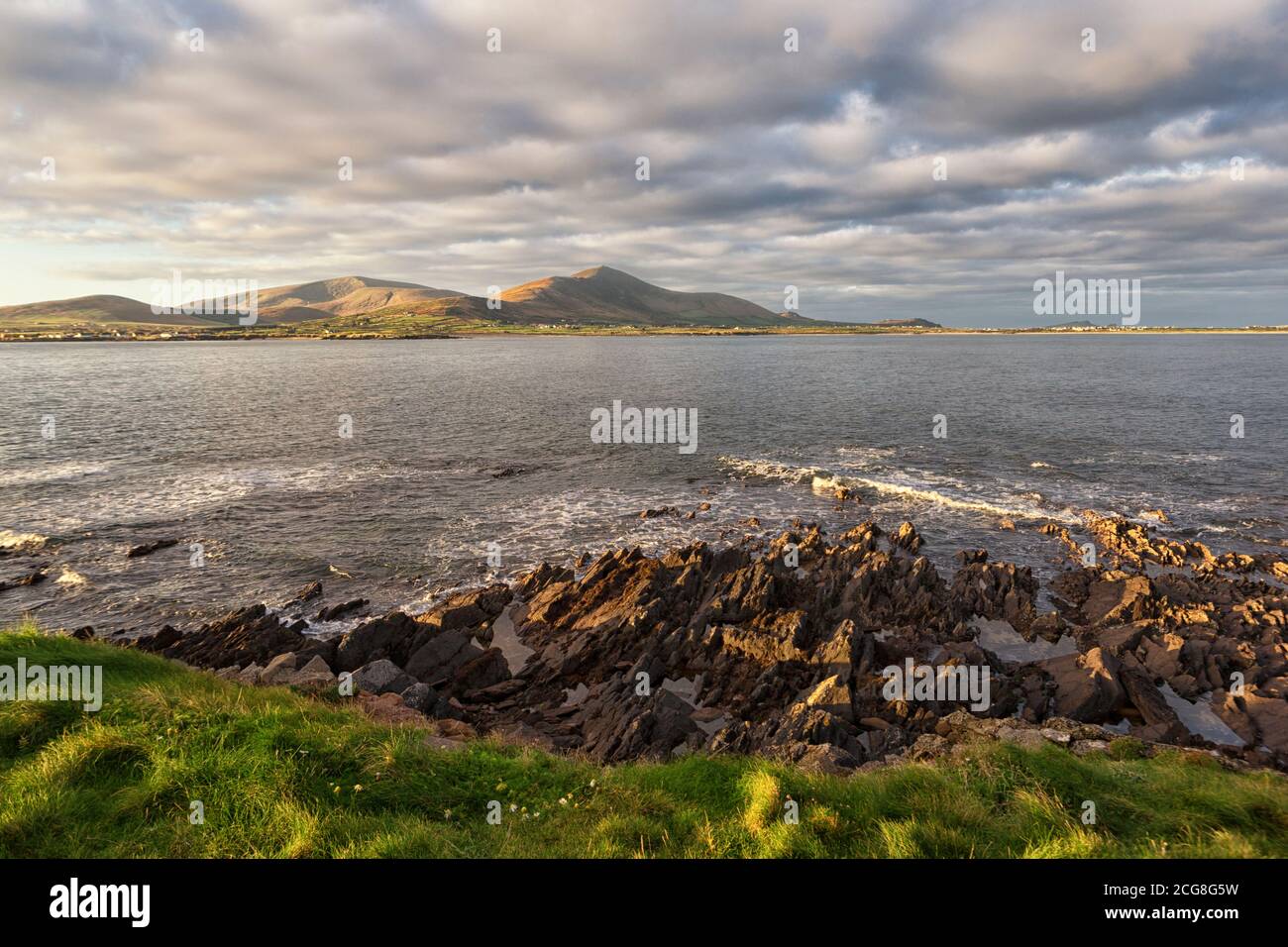 Alba sulla linea costiera della Contea di Kerry Foto Stock