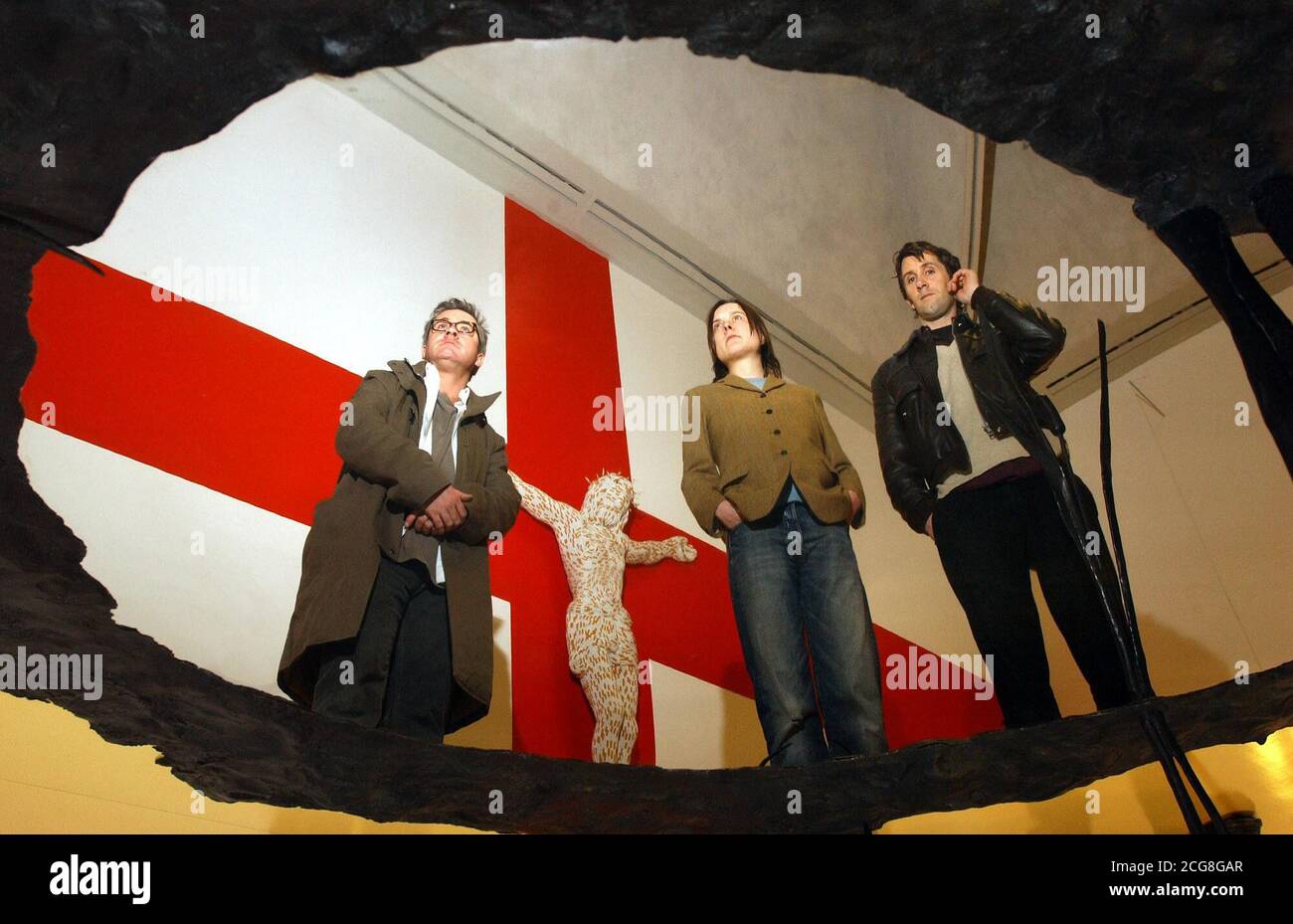 Artisti contemporanei britannici (l-r) Damien Hirst, Sarah Lucas e Angus Fairhurst a Tate Britain, Londra, con nuove opere che fanno parte della loro mostra congiunta, in-A-Ghda-Vida, che apre mercoledì. Il nome della mostra è tratto dal titolo di un LP pubblicato nel 1968 dalla band rock della West Coast Iron Butterfly. La canzone era originariamente destinata ad essere chiamata 'nel Giardino dell'Eden'. La leggenda vuole che il cantante fosse così ubriaco quando annunciò per la prima volta il titolo della canzone che uno dei membri della band scrisse foneticamente le parole slurred 'in-A-Gadda-da-Vida'. Foto Stock