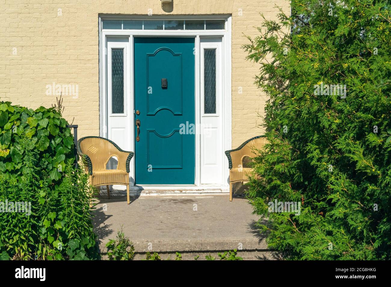 Dopo la ristrutturazione nella vecchia casa, il proprietario ha installato una nuova porta Foto Stock