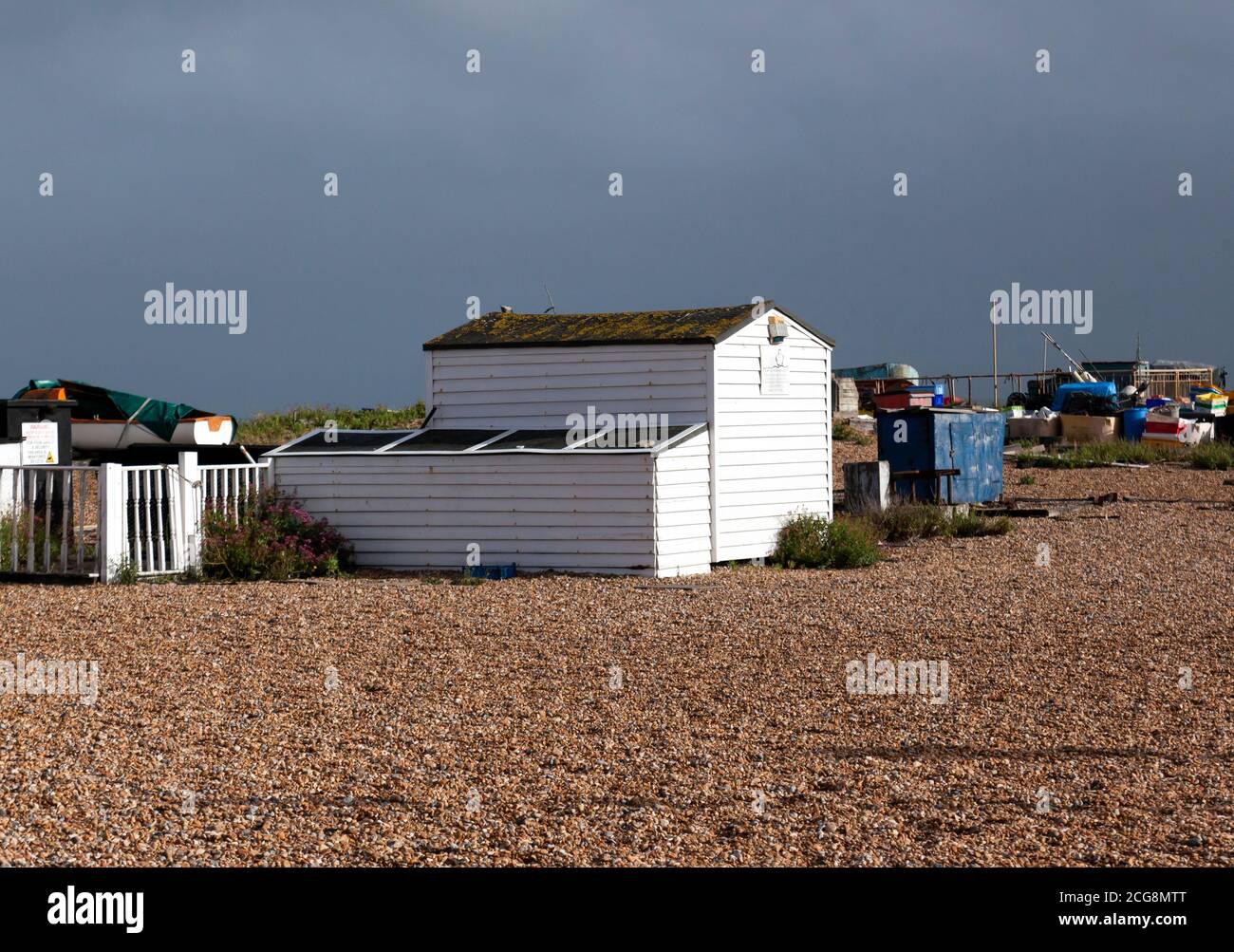 Capanne di pescatori e attrezzature su Deal Beach, Kent, Regno Unito Foto Stock
