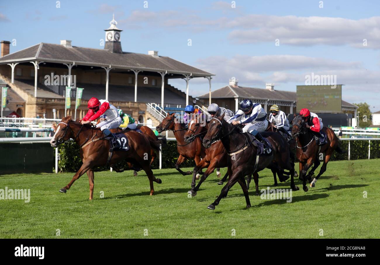 Sound of Iona guidato dal jockey ben Robinson (a sinistra) vince il Parkes Bros Roofing Contractors handicap come progetto pilota per il ritorno delle folle agli eventi sportivi si prevede di portare in 2500 spettatori durante il primo giorno del William Hill St Leger Festival presso l'ippodromo di Doncaster. Foto Stock