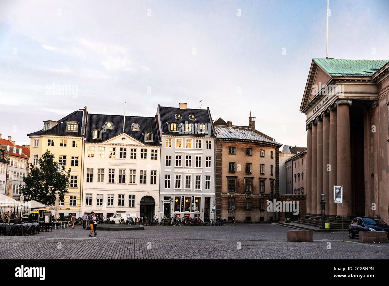 Copenhagen, Danimarca - 26 agosto 2019: Piazza Nytorv con negozi, ristoranti e gente intorno nel centro di Copenhagen, Danimarca Foto Stock