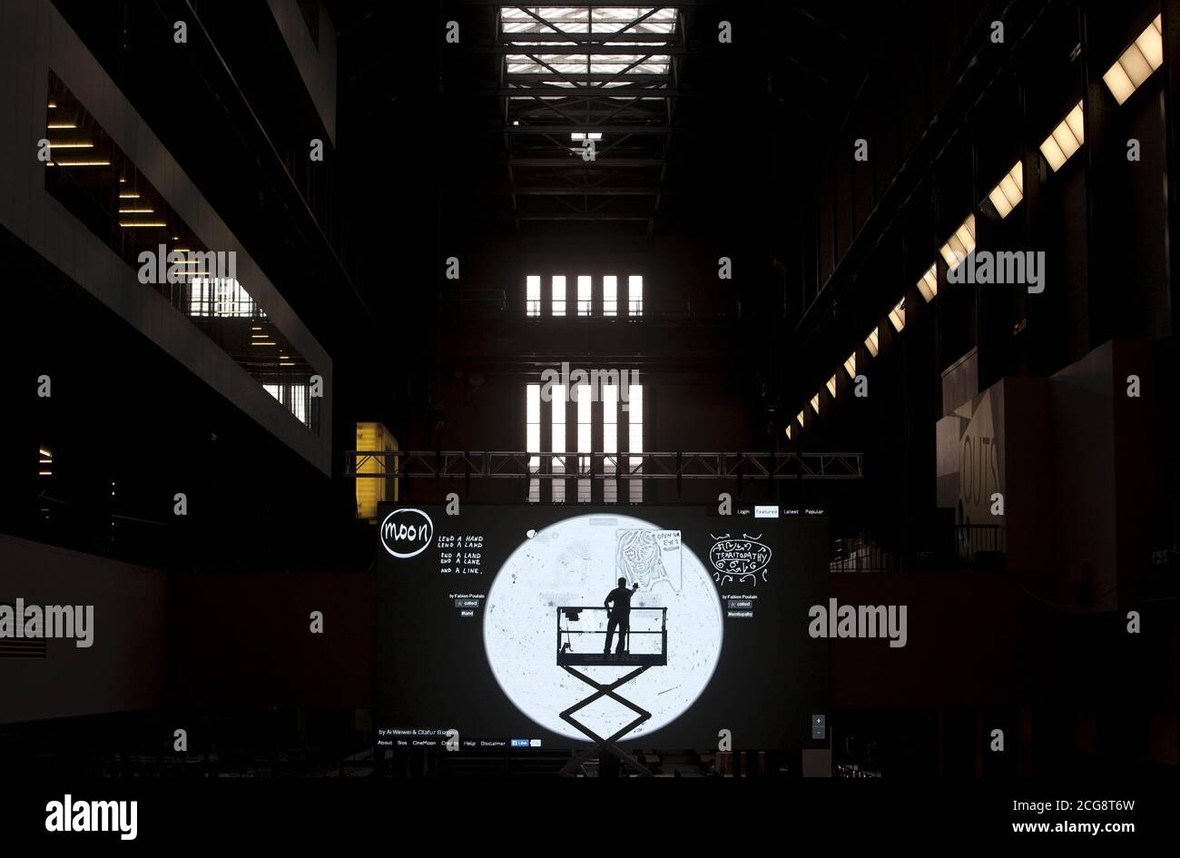 I lavoratori preparano il locale davanti a Hack The Space, la prima "hackathon" in assoluto, che si terrà stasera nella turbine Hall di Tate Modern a Londra, per lanciare lo Space, un sito Web gratuito per artisti e pubblico di tutto il mondo per creare ed esplorare l'arte digitale Foto Stock