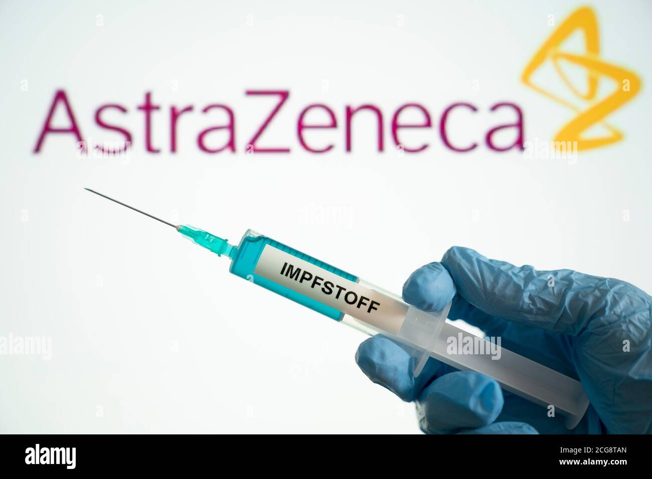 Colonia, Germania. 15 giugno 2020. Corrente; 07/20/2020, foto simbolo; immagine simbolica di un vaccino corona con il logo della società farmaceutica Astra Zeneca. L'Università di Oxford è probabilmente riuscita a produrre un vaccino. L'Unione europea ha firmato a giugno un contratto per un grande ordine: | Usage Worldwide Credit: dpa/Alamy Live News Foto Stock