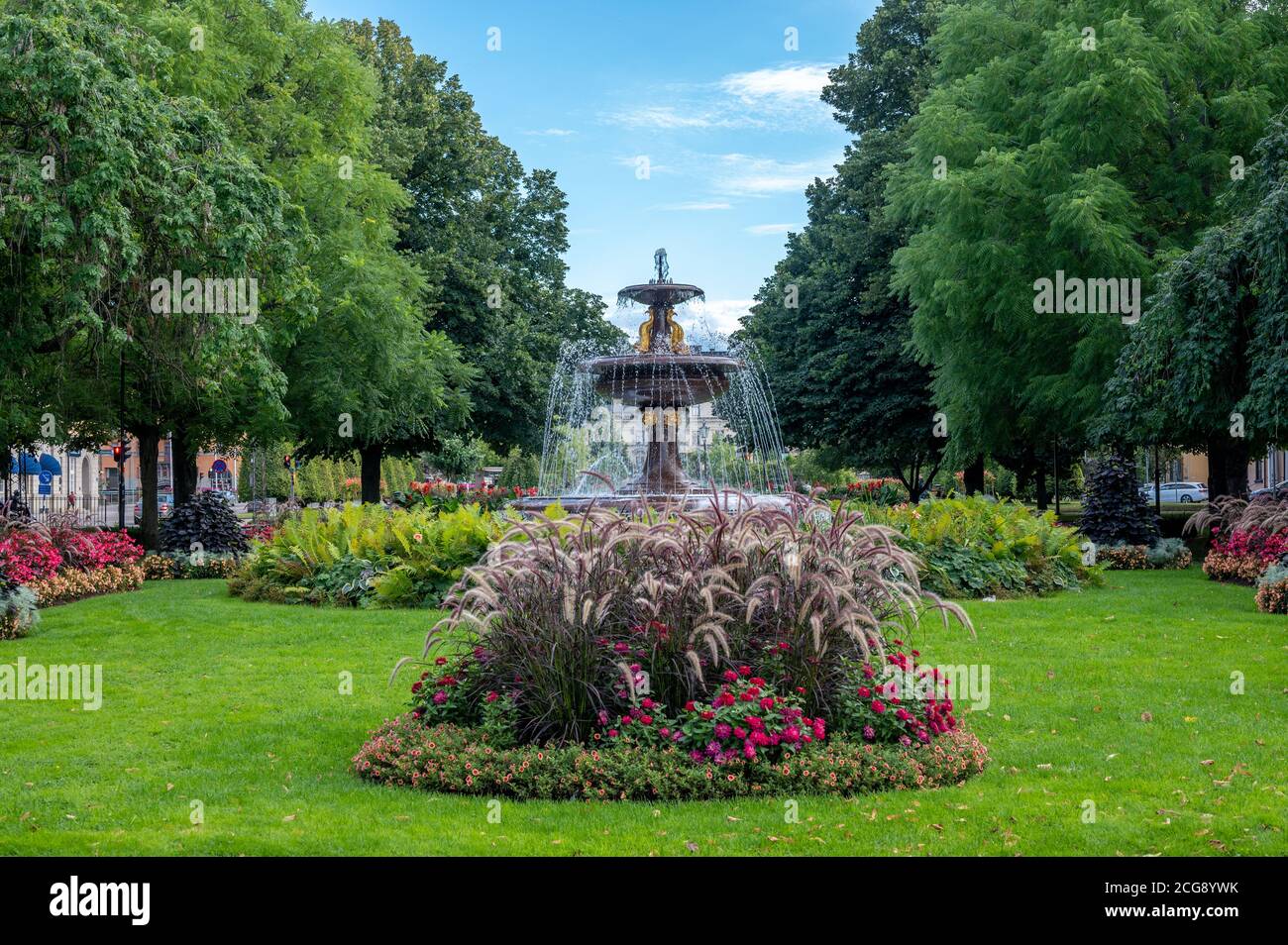 La fontana dei Delfini nel Parco Carl Johans durante l'estate a Norrkoping, Svezia. Norrkoping è una storica città industriale svedese. Foto Stock