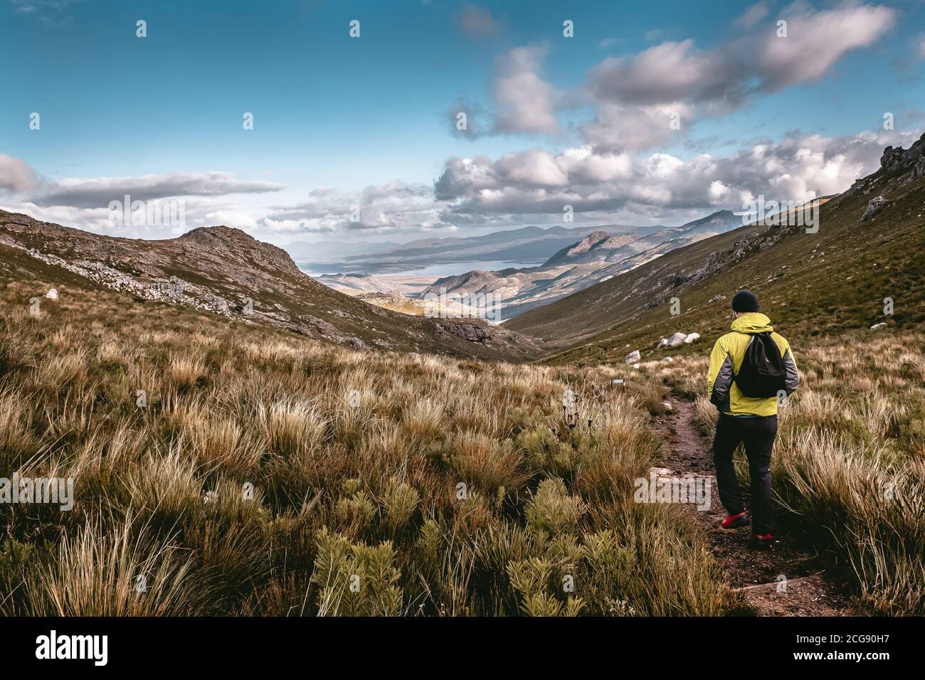 Uomo trekking lungo la valle del Mont Rochelle Riserva Naturale Foto Stock