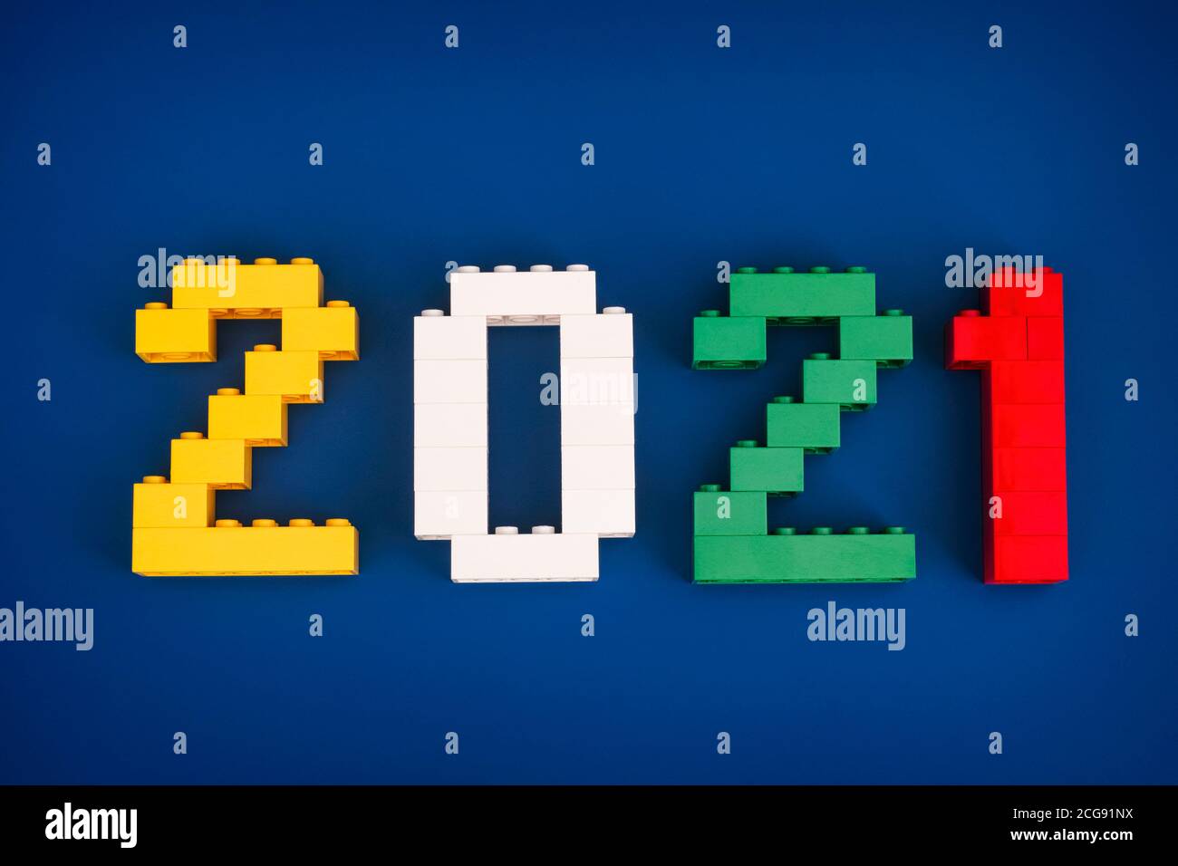 Tambov, Federazione Russa - 26 agosto 2020 Lego numeri 2021 su sfondo blu. Foto Stock