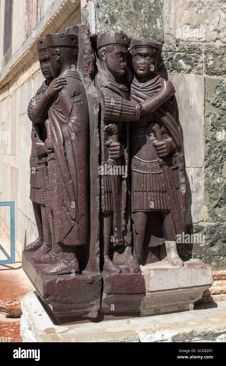 Venedig, Markusplatz (Piazza San Marco), Markusdom (Basilica di San Marco), Südfassade, Gruppe der Tetrarchen, Porphyrstatuen des spätrömischen Herrsc Foto Stock