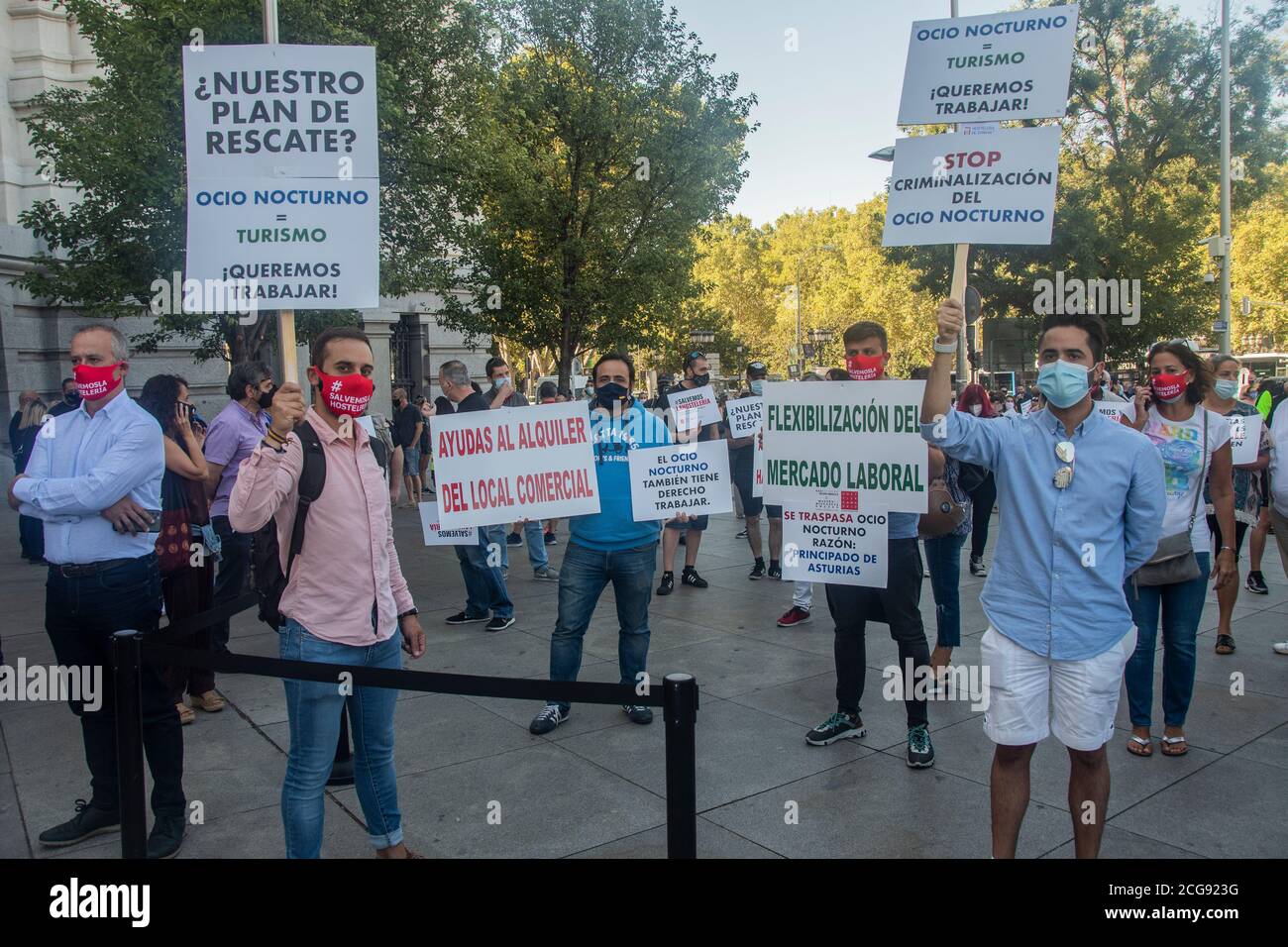 Gli albergatori spagnoli affermano di essere stufi di essere 'stigmatizzati? Dalle amministrazioni e di renderli responsabili dei focolai di coronavirus applicando misure eccessivamente restrittive. E hanno dimostrato oggi, 9 settembre alle ore 11, in Plaza de Cibeles. L'ospitalità spagnola spiega, nella dichiarazione che chiede l'atto di protesta, che i media e le reti sociali diffondono in modo eccessivo casi isolati di inosservanza dei protocolli sanitari e che, con questo, fanno sembrare che tutto il settore funzioni in questo modo. Le misure adottate sono estreme di fronte a un settore che Foto Stock