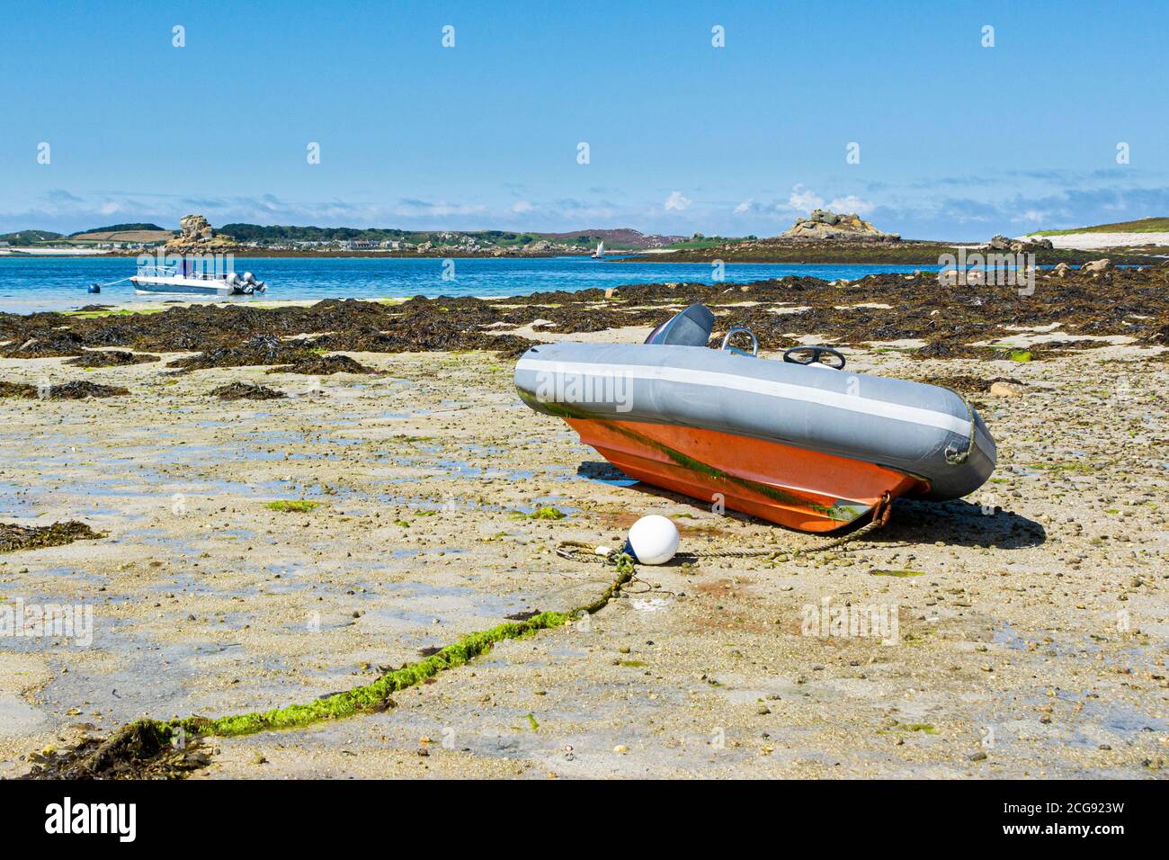 Una barca su Lawrence's Bay Beach, St Martin's, Isles of Scilly Foto Stock