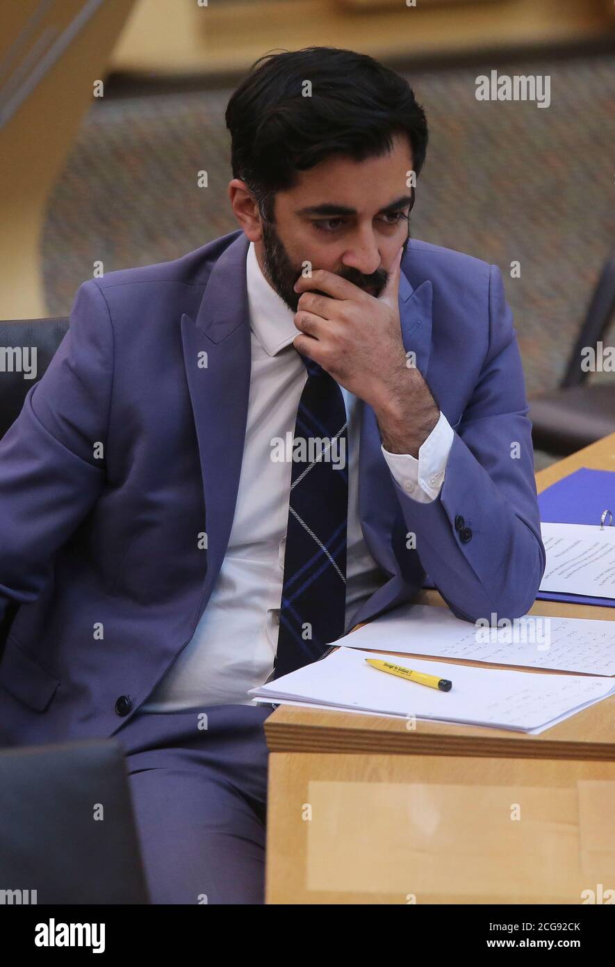 Il segretario alla giustizia Humza Yousaf durante un dibattito sul crimine di odio e sul disegno di legge sull'ordine pubblico al Parlamento scozzese di Edimburgo. Foto Stock