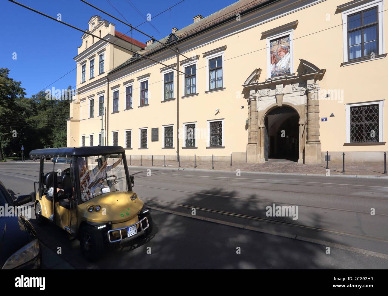 Cracovia. Cracovia. Polonia. Il palazzo dell'arcivescovo di Cracovia. Sede degli uffici curiali del Vescovo`s. Finestra papale sopra il cancello d'ingresso. Foto Stock