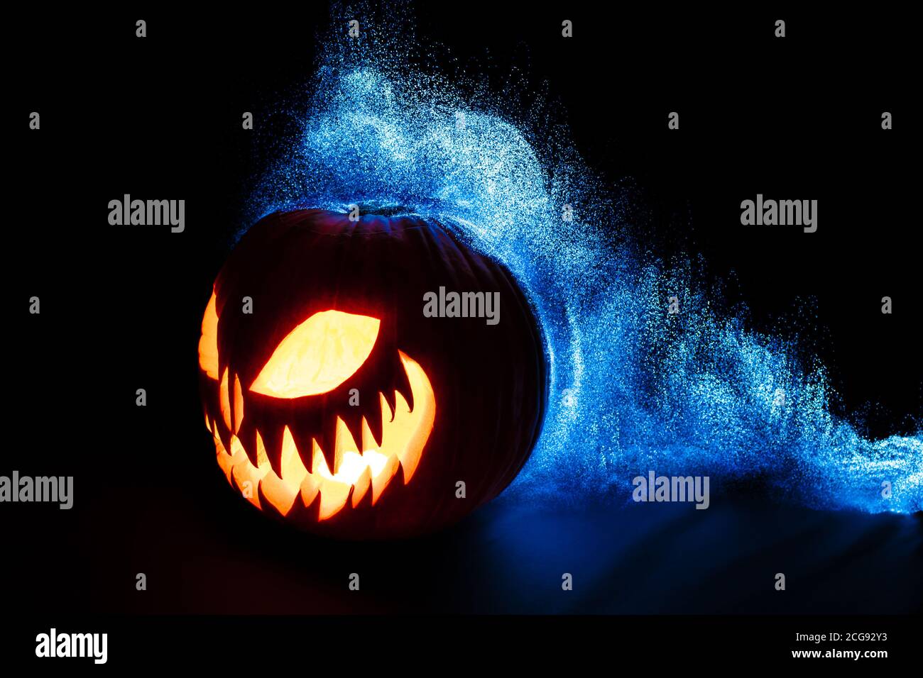 lanterna di halloween realizzata con zucca intagliata. puntate le luci sullo sfondo nero. Foto Stock